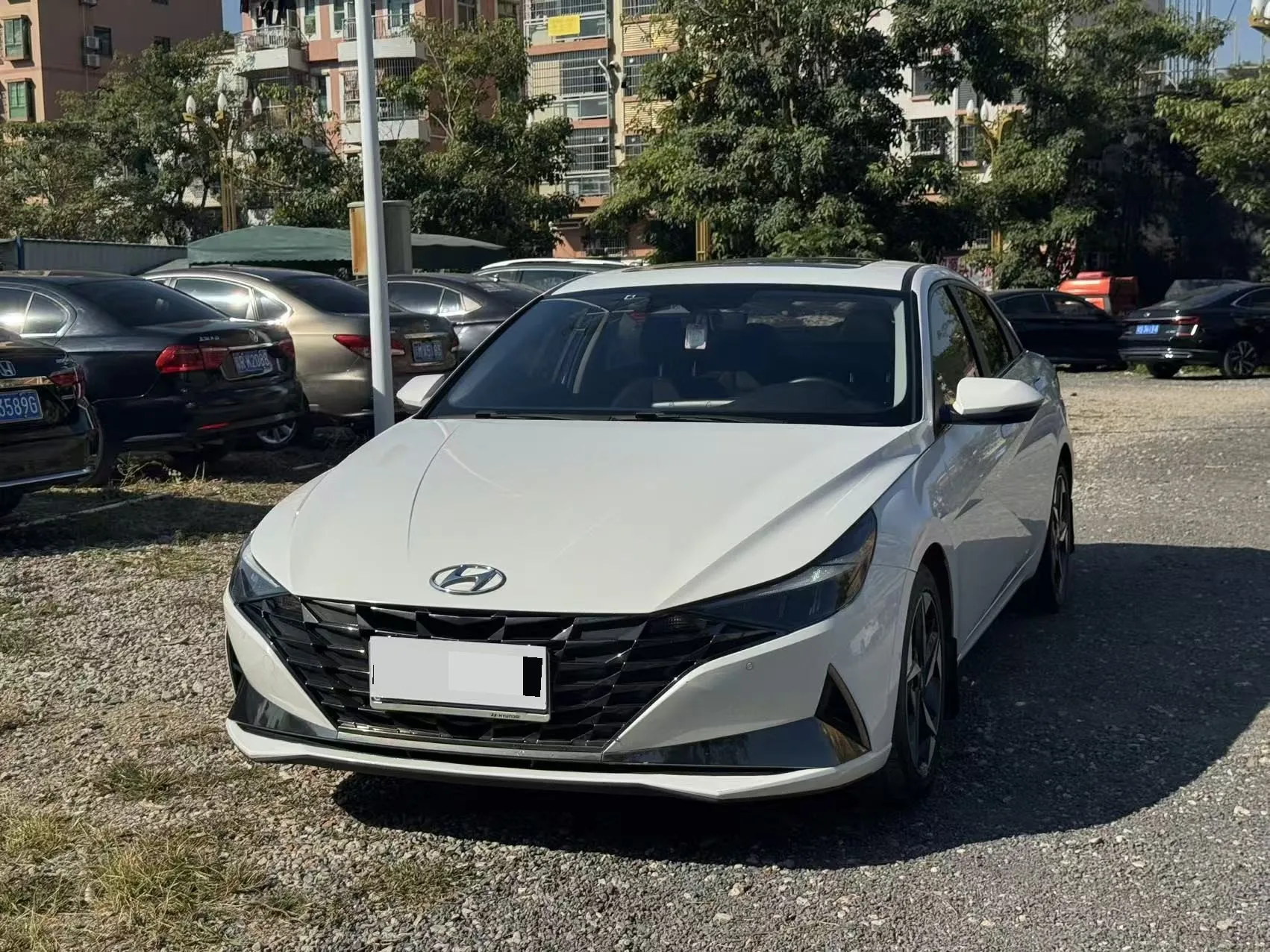 Hyundai Elantra 2021 1.5L CVT LUX Premium Edition