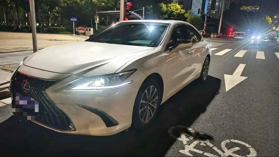 Lexus ES 2022 200 Premium Edition