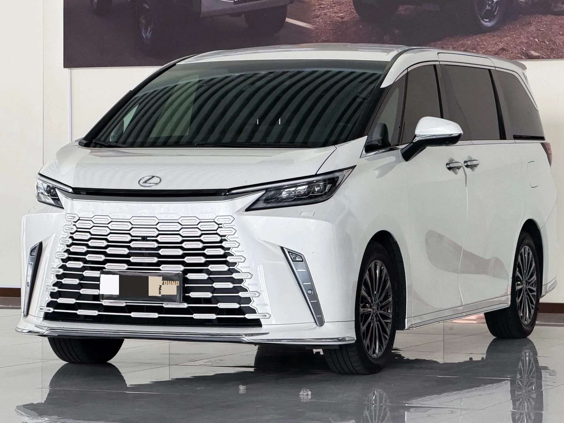 Lexus LM 2023 500h Six-Seat Premium Edition