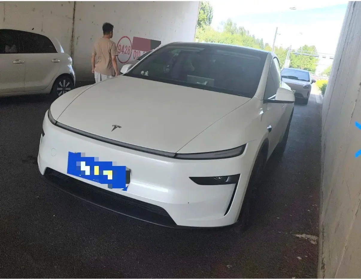 Tesla 2026 Model Y Long Range Rear-Wheel Drive Automatic