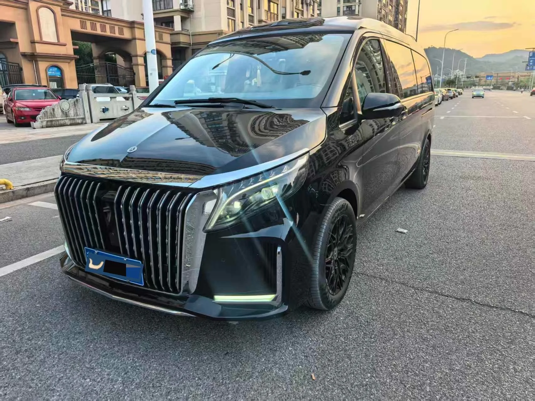 Mercedes-Benz V-Class 2024 V 300 L 48V 2.0T Premium Edition Automatic