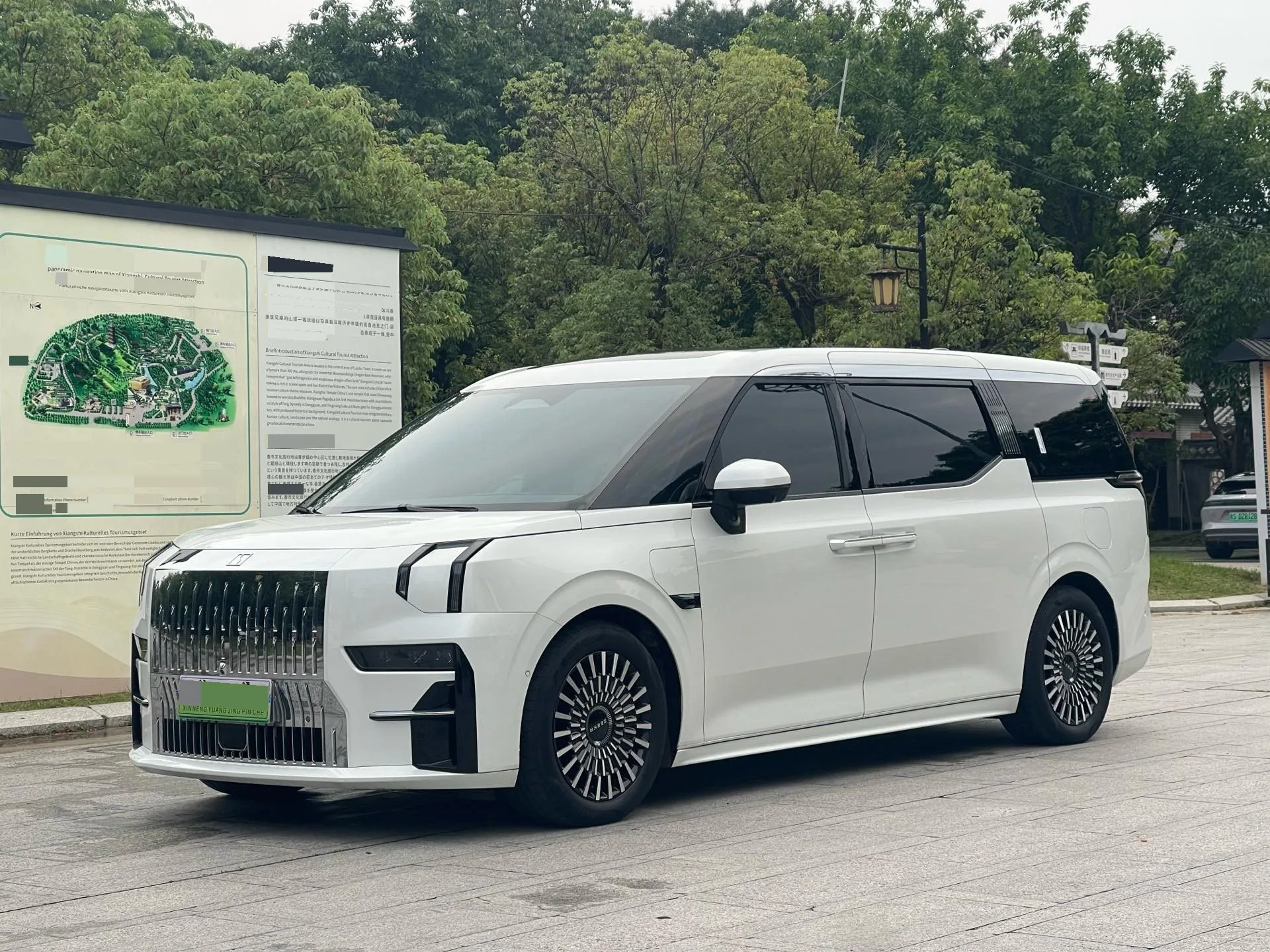 2022 ZEEKR 009 Dual-Motor Base Model 6-Seater