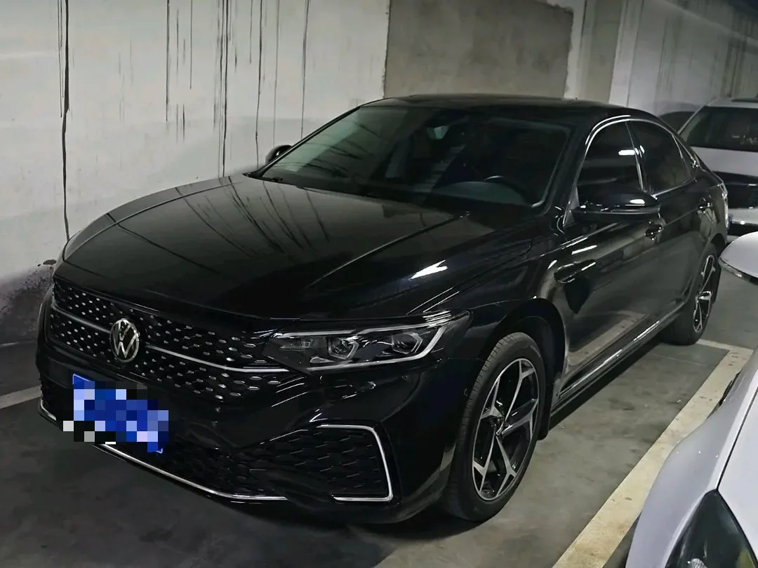 Volkswagen 2024 Passat 2.0 TSI 380 TSI Starlight Luxury Edition, Automatic Transmission