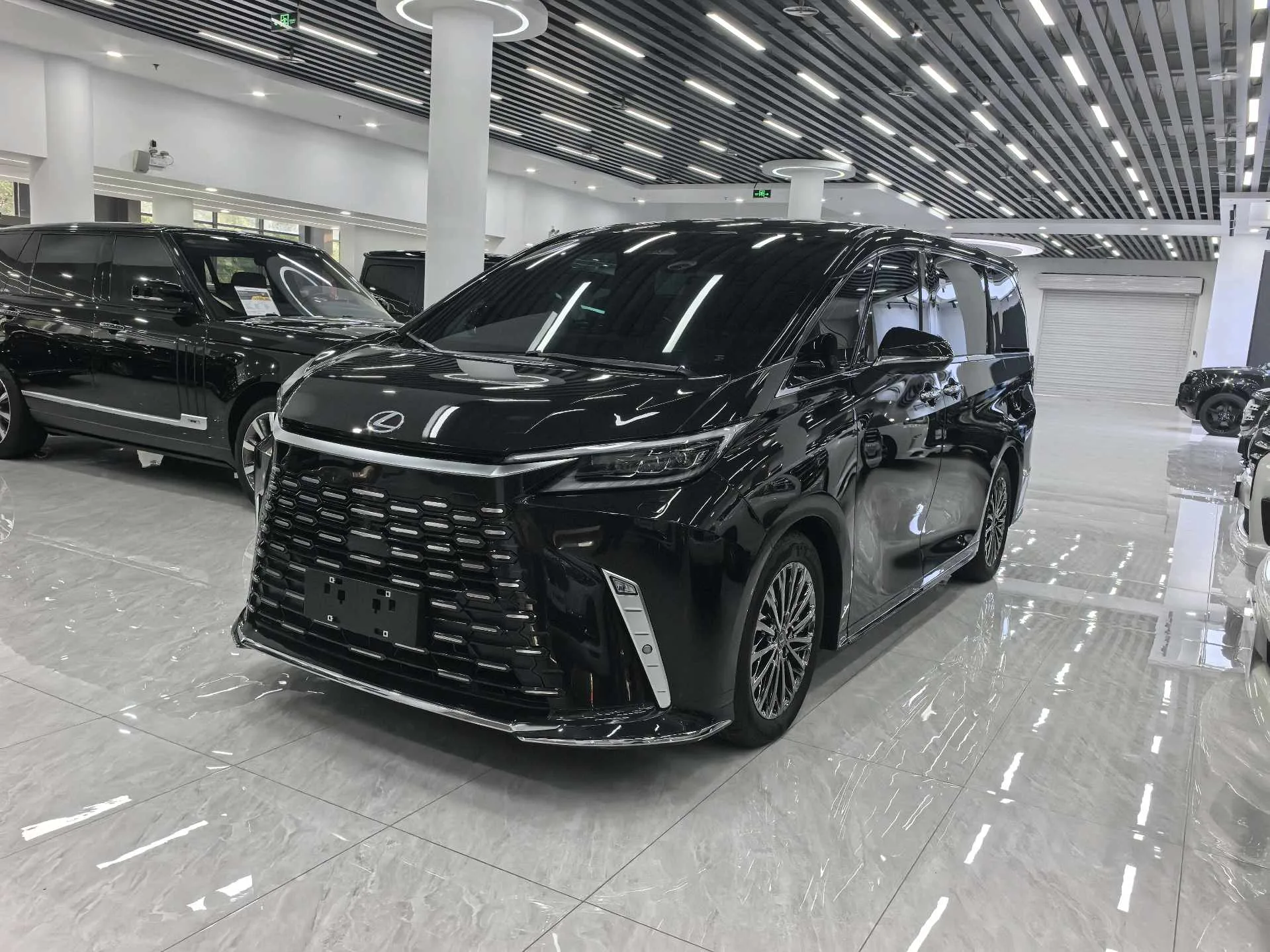 Lexus LM 2023 500h Six-Seat Premium Edition