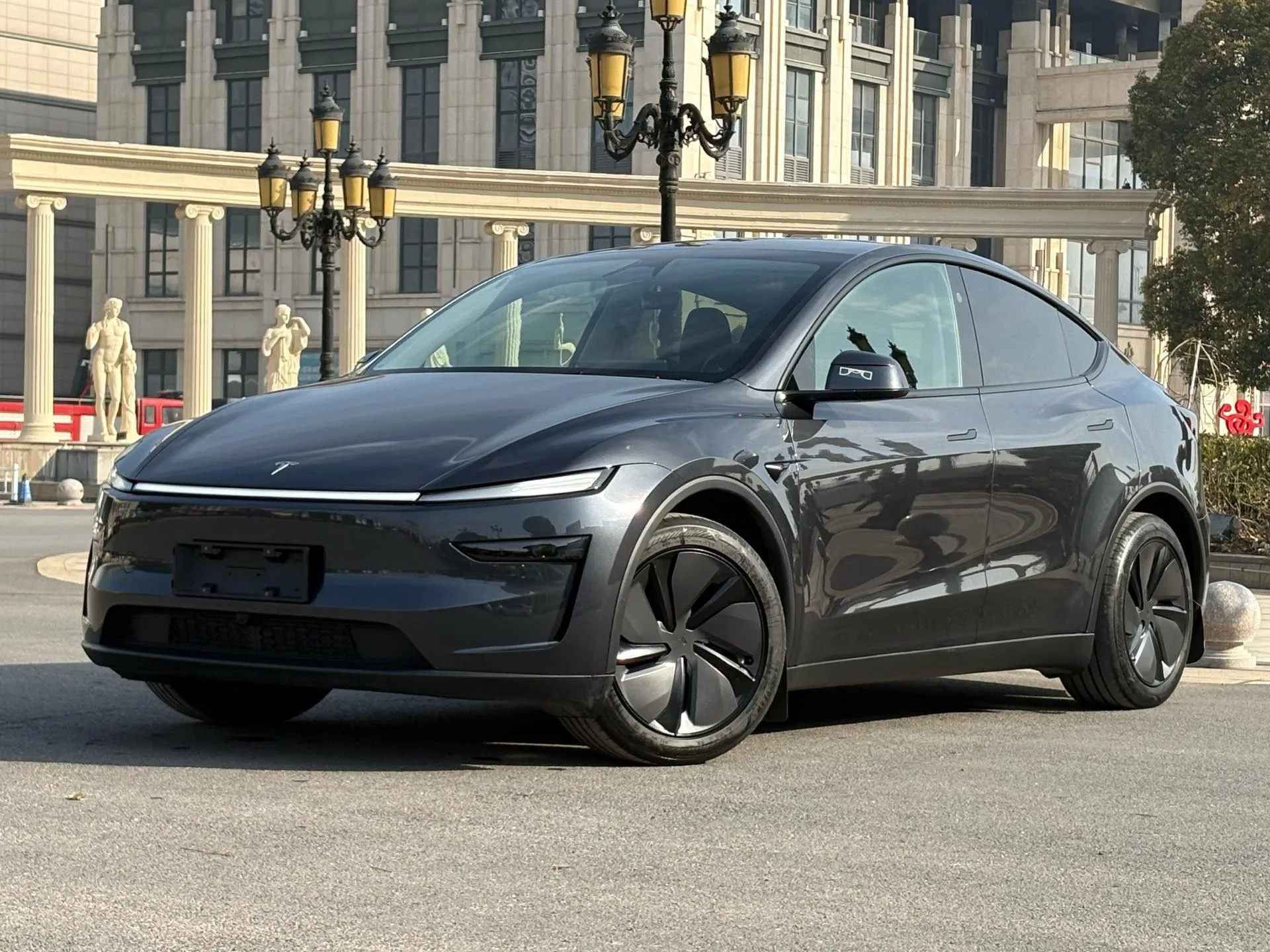 Tesla 2025 Model Y Rear-Wheel Drive Automatic