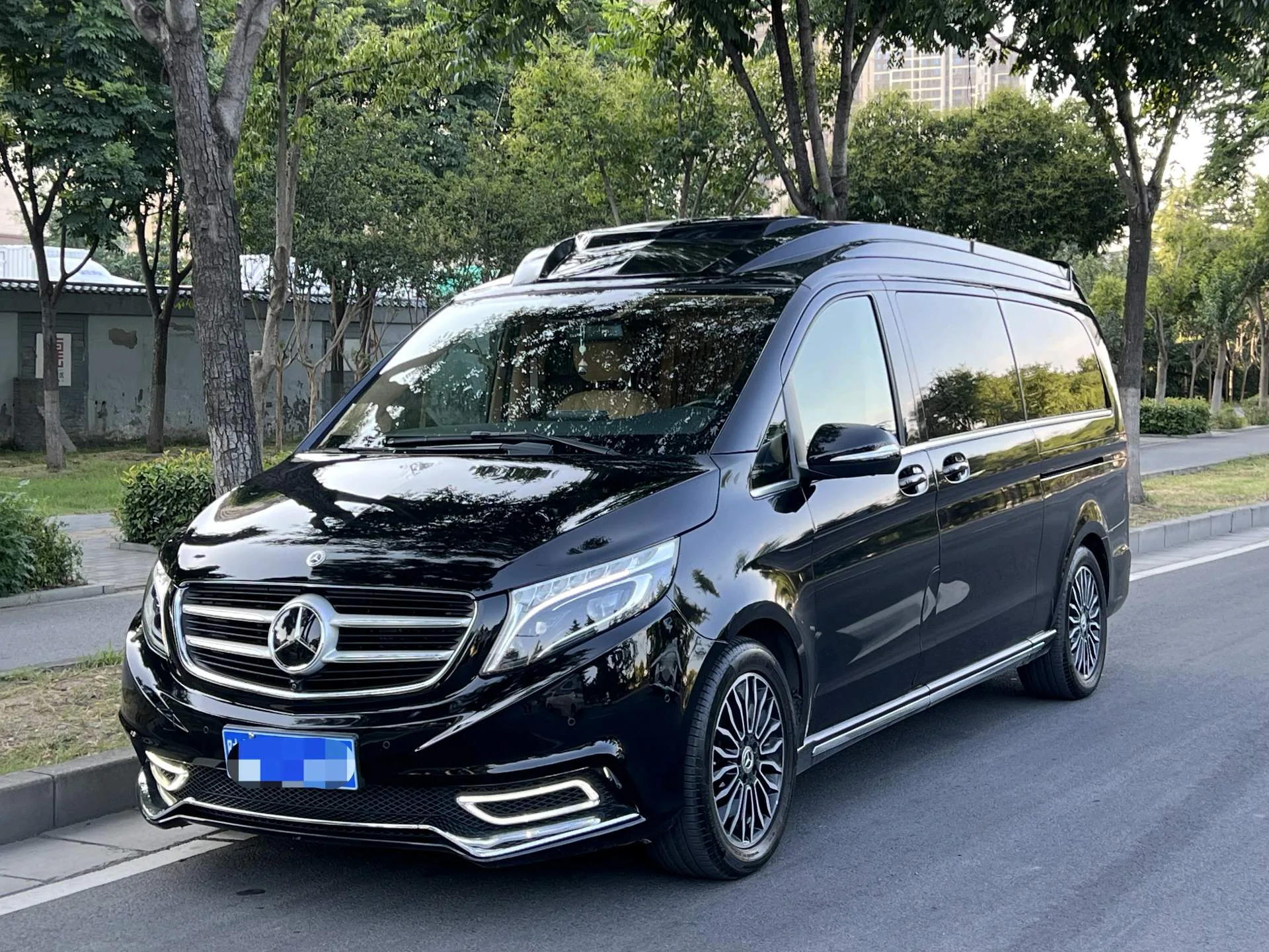 Mercedes-Benz V-Class 2018 V 260 L Premium Extended Edition (China V Emission Standard)