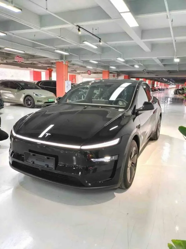 Tesla 2026 Model Y Rear-Wheel Drive Automatic