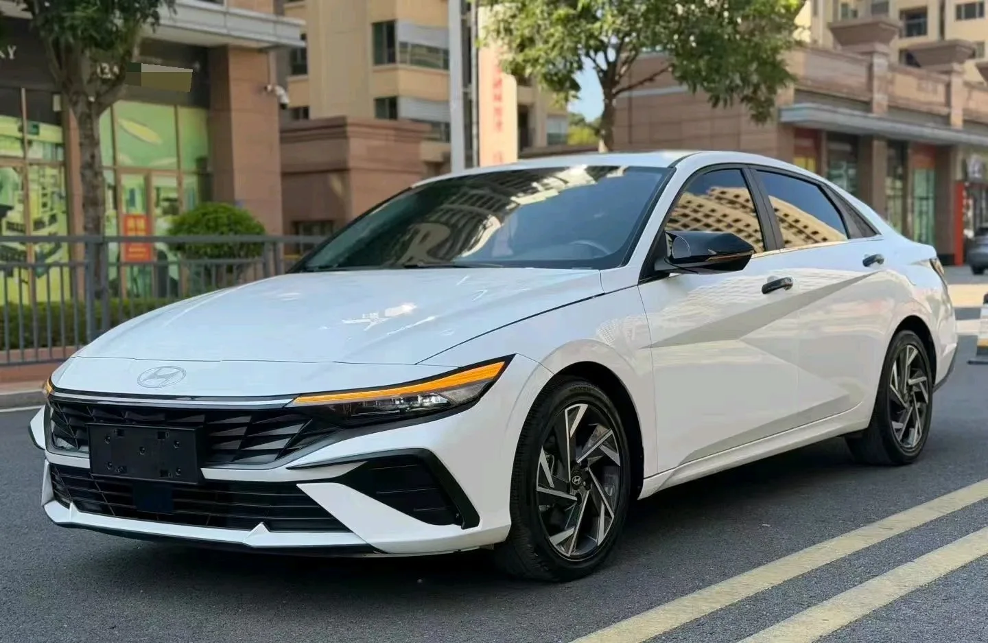 Hyundai Elantra 2023 1.5L CVT LUX Premium Edition