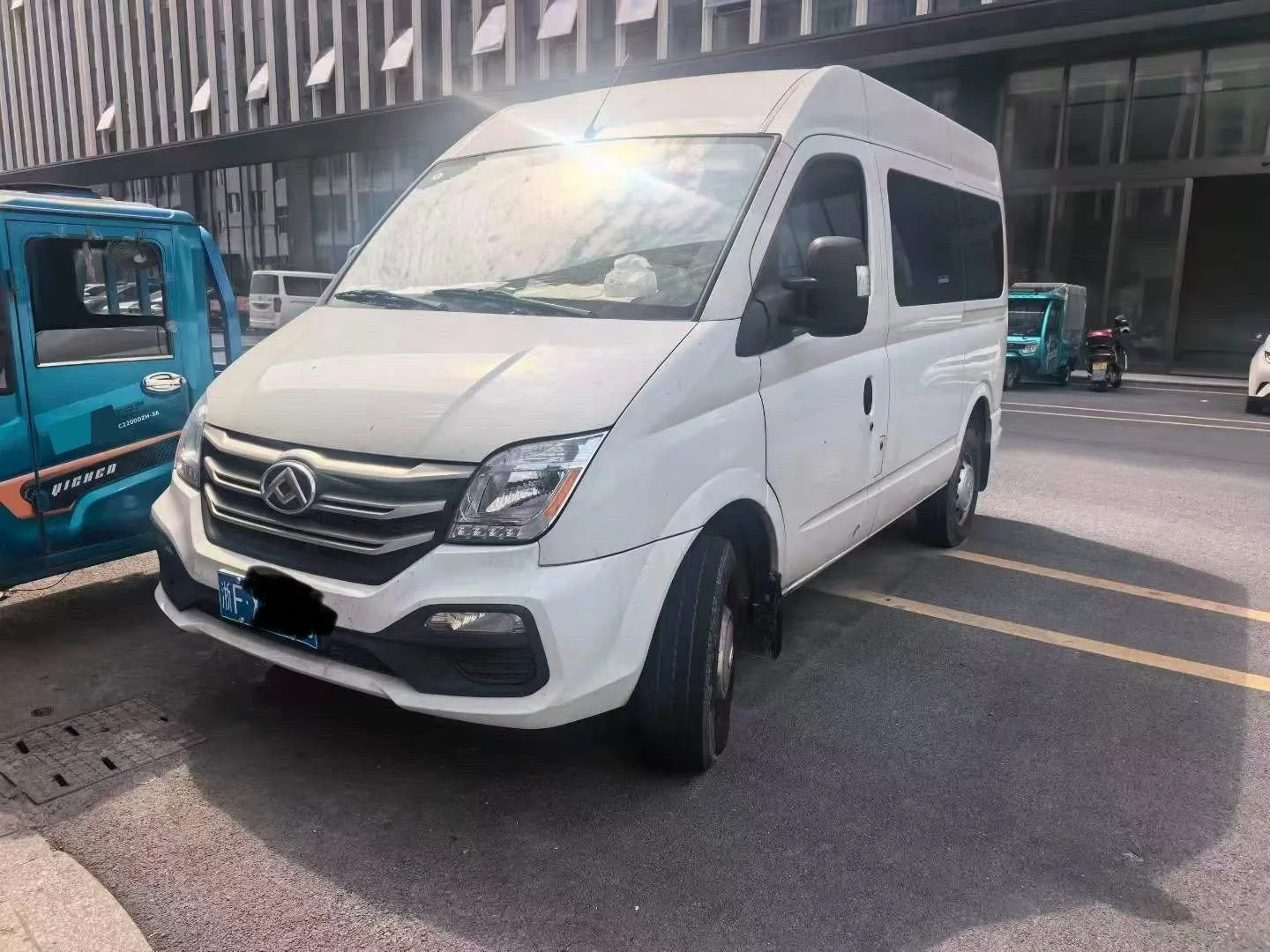 Maxus 2023 V80 2.0T Sequential Transmission Classic Autocom Short Wheelbase Mid-Roof 7/8/9 Seats Manual Transmission