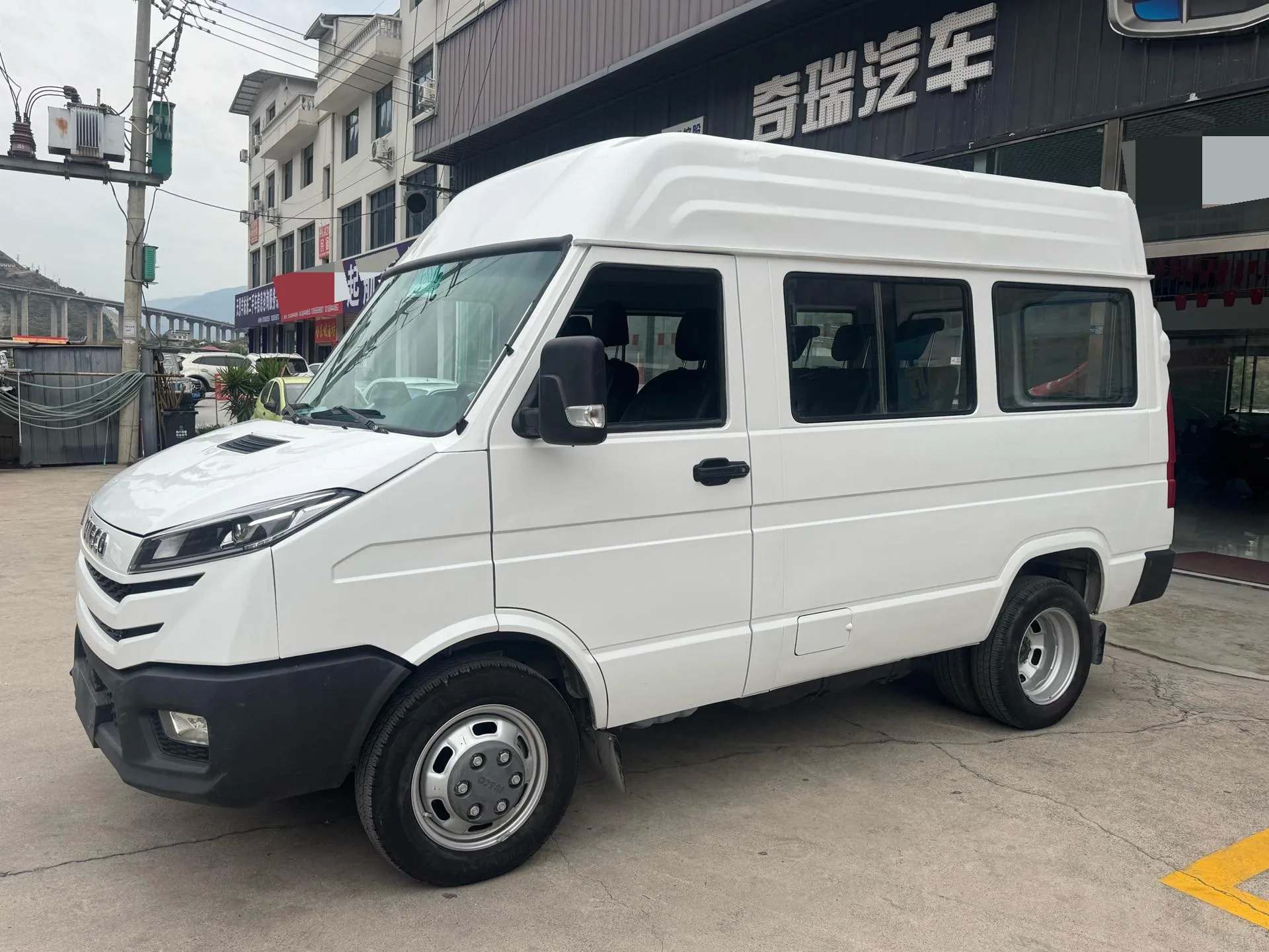 Iveco 2023 Deyi 2.5T A35 M1 Coach, Short Wheelbase, Mid-Roof, Single Tire, Side Sliding Door, 5–9 Seats, Manual Transmission