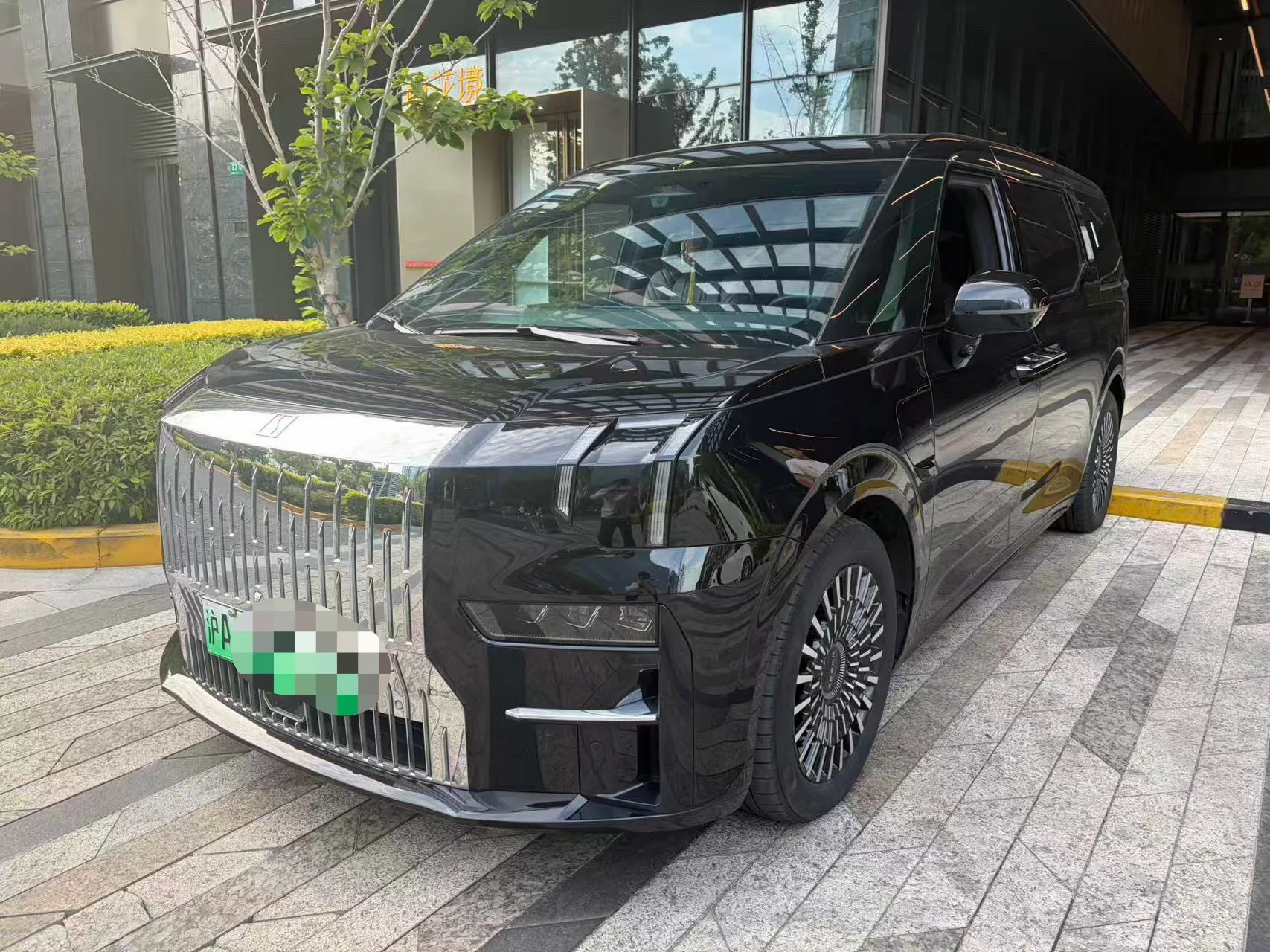 2022 ZEEKR 009 Dual-Motor Base Model 6-Seater
