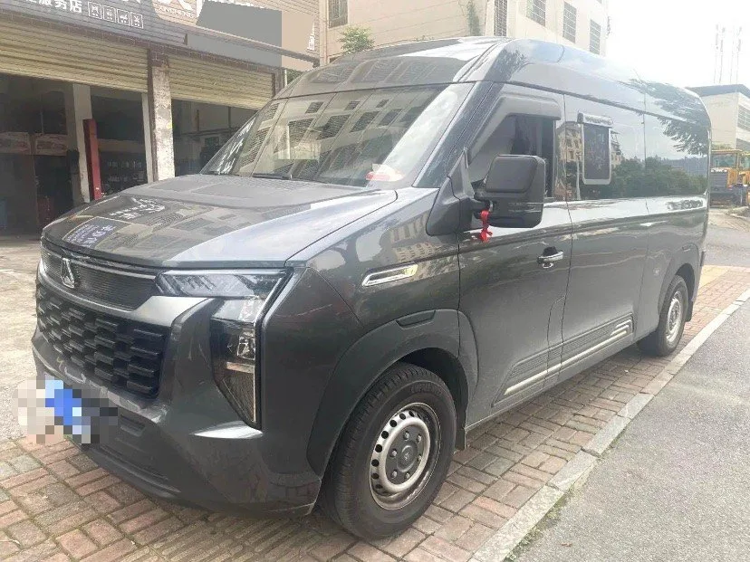 Sinotruk 2025 Pioneer V 2.0T Business Travel Edition, Central Axle, Central Roof, Automatic Transmission