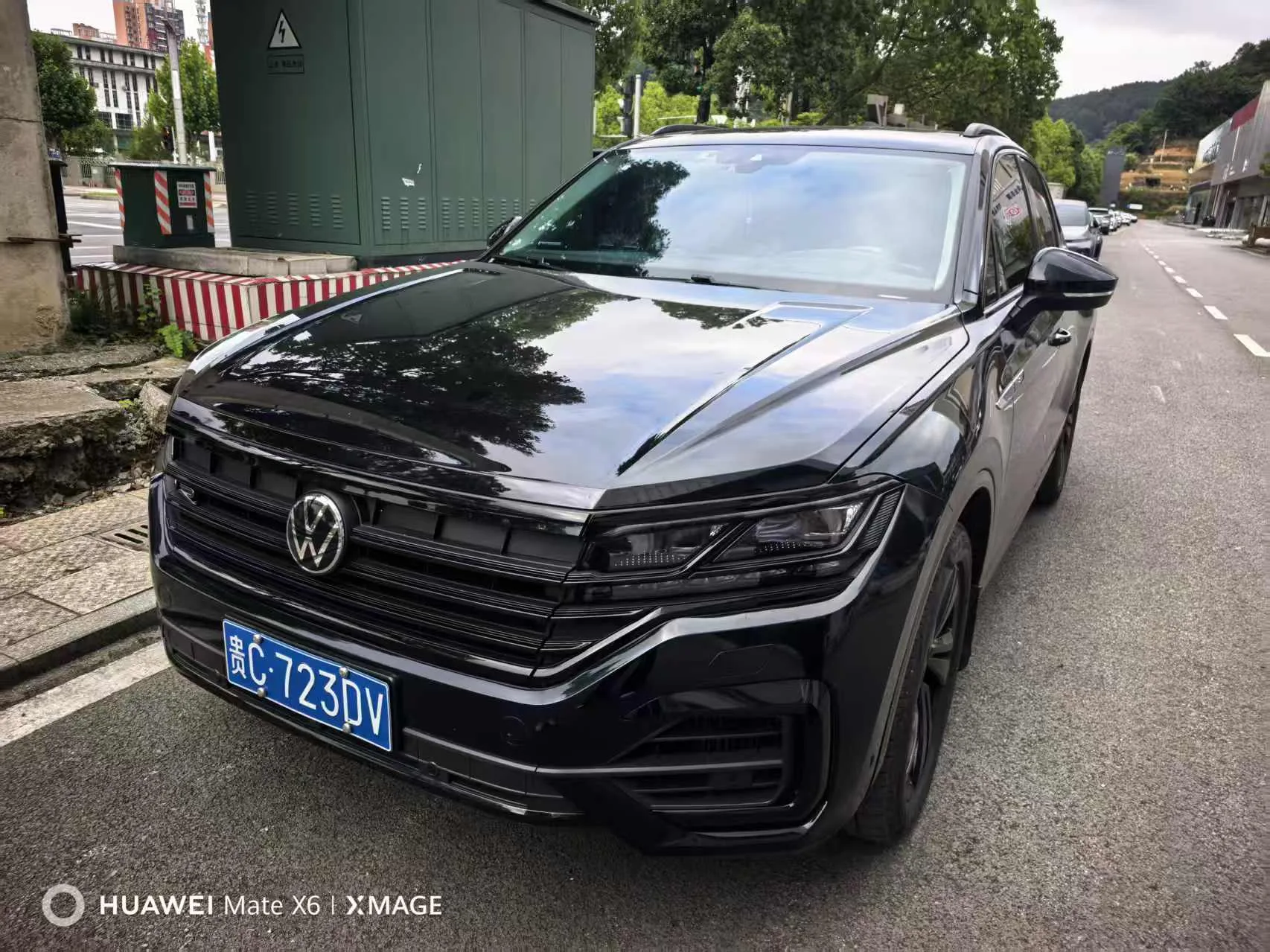 2022 Volkswagen Touareg 3.0 TSI R-Line with Radiant Black Sport Package