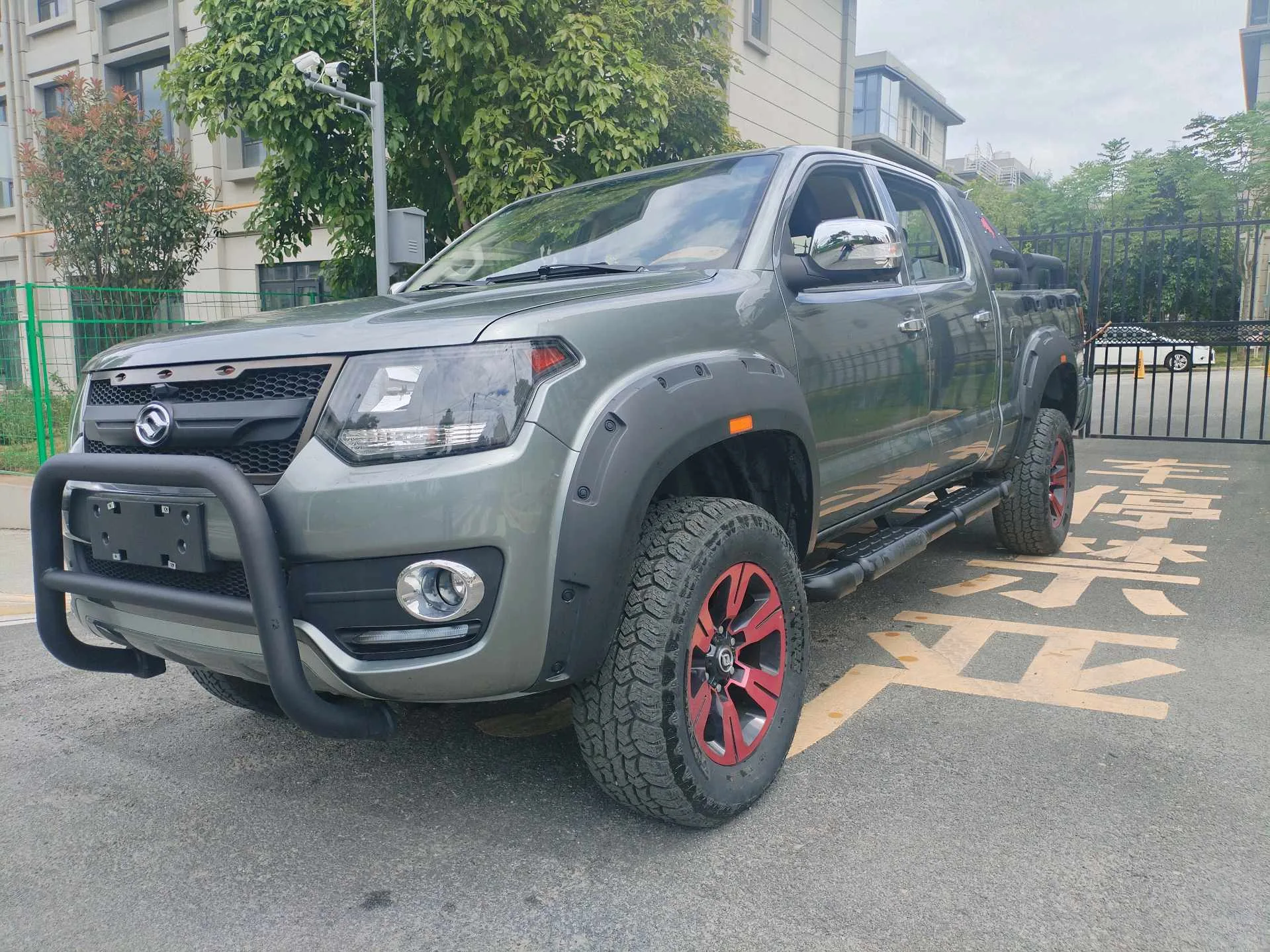Huanghai 2023 N2 2.5T 4WD Off-Road Model with Flat-Bottomed Cargo Bed, Manual Transmission