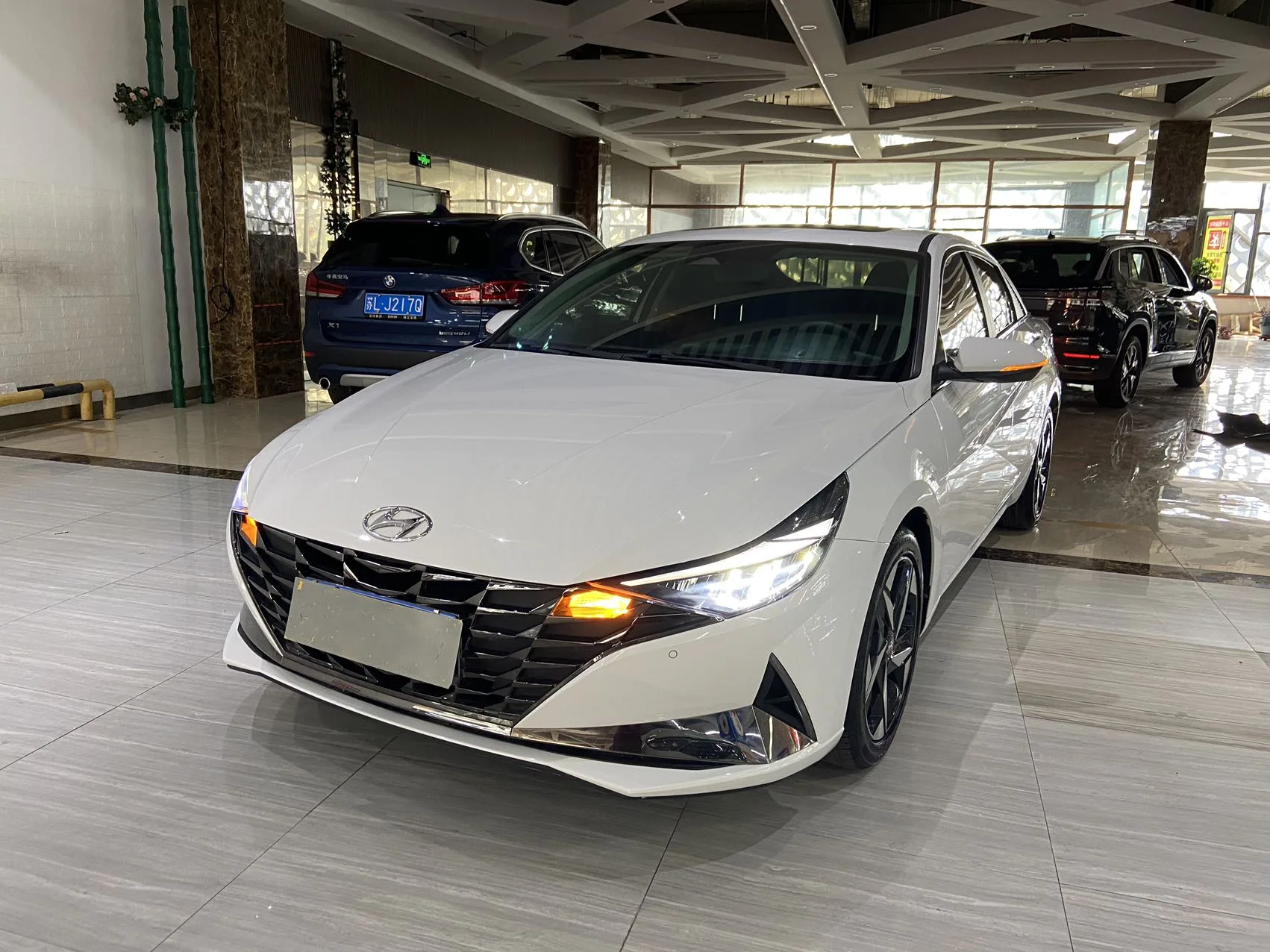 Hyundai Elantra 2022 1.5L CVT LUX Premium Edition