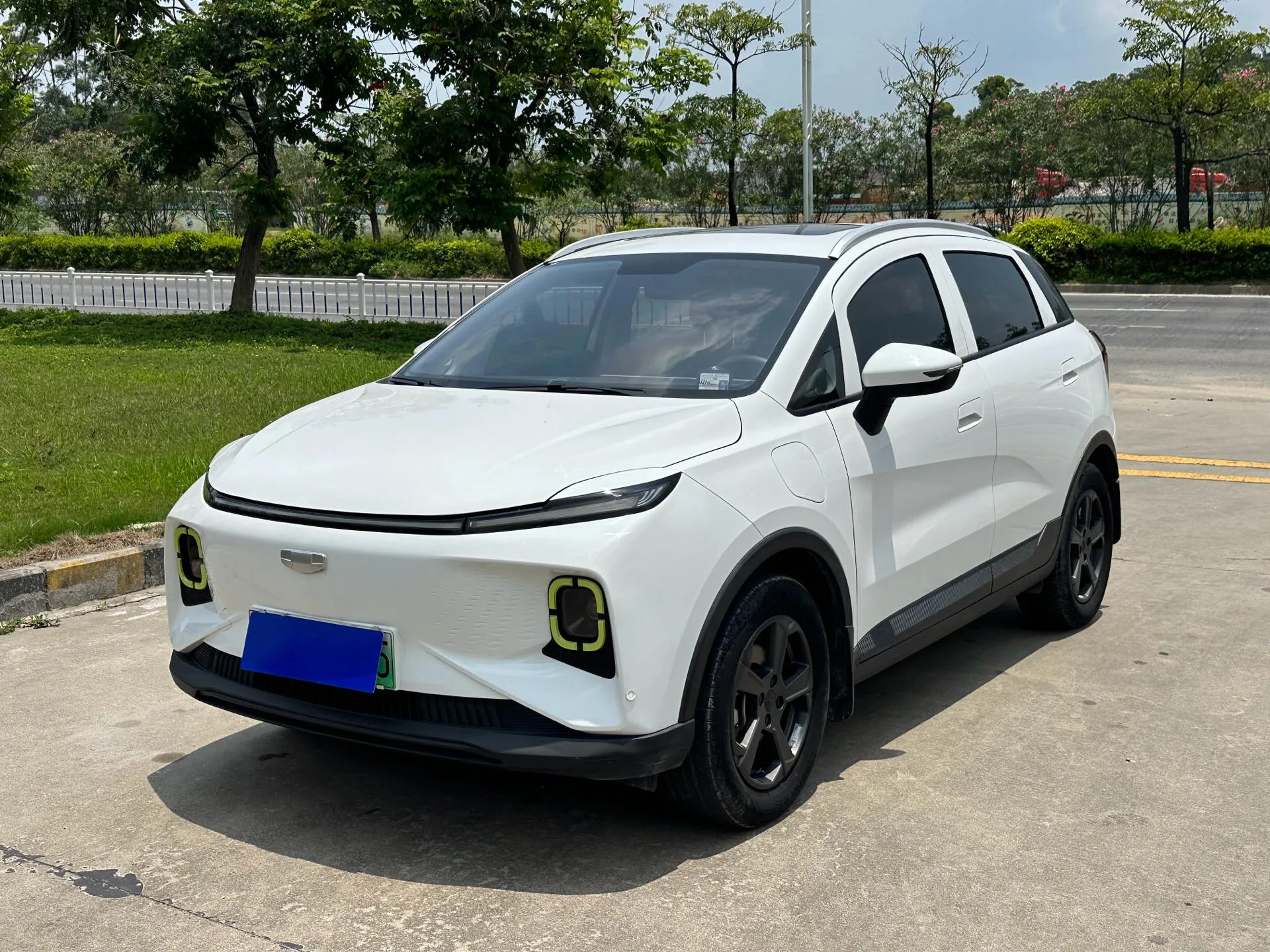 Geely Geometry E Firefly 2023 Model, 401 km Range, "Linglong Hu" Edition, 5-Seater