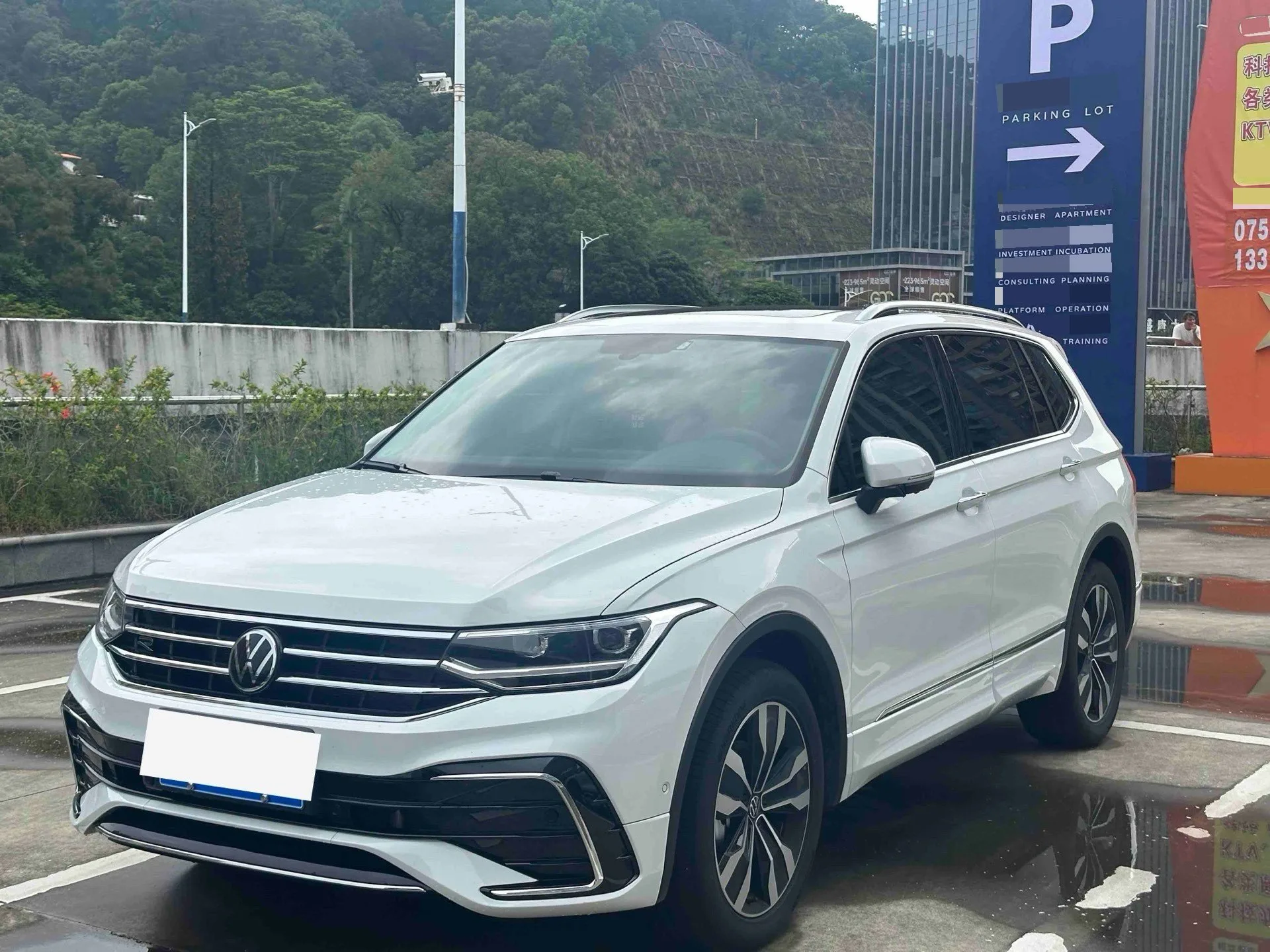 Volkswagen 2025 Tiguan L R-Line 2.0 TSI 330 TSI Premium Edition, Front-Wheel Drive R-Line Dragon Glory Edition, Automatic Transmission