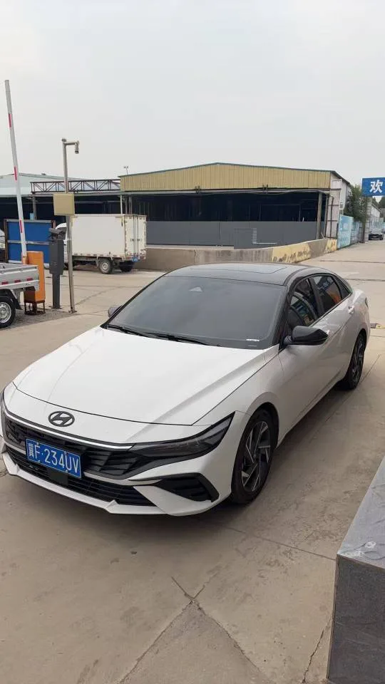 Hyundai Elantra 2023 1.5L CVT LUX Premium Edition