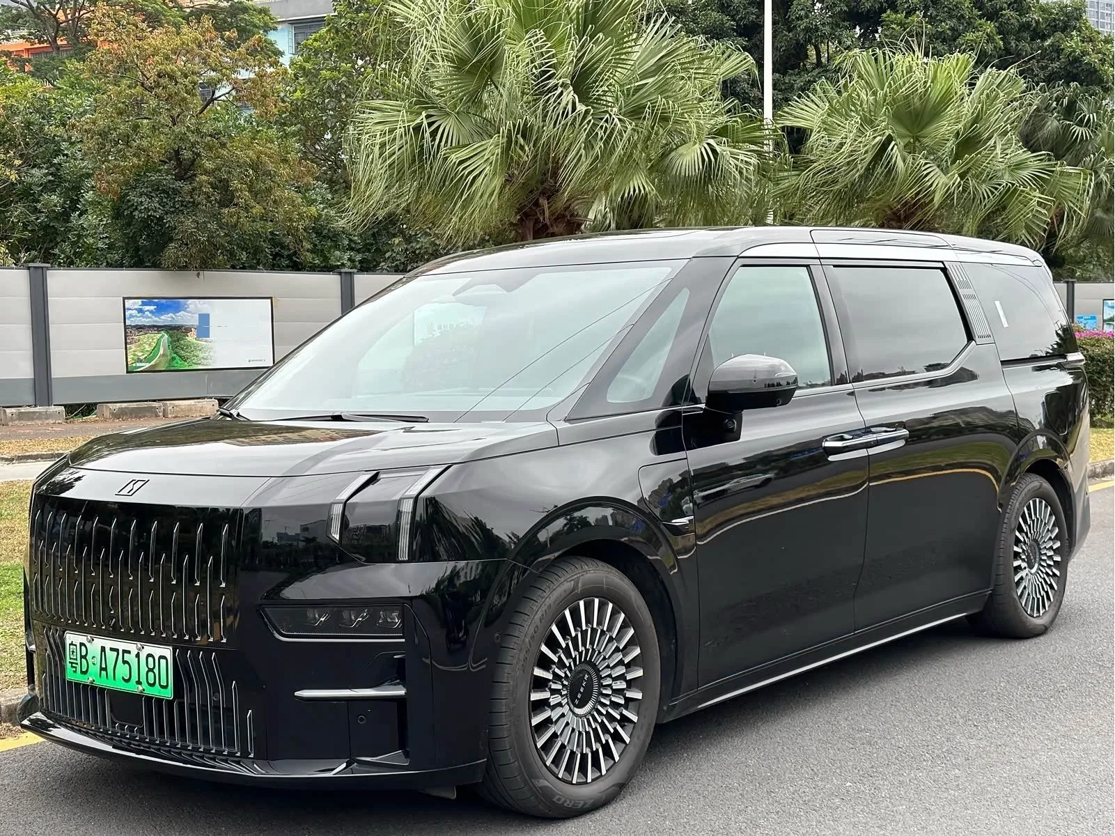 2022 ZEEKR 009 Dual-Motor Base Model 6-Seater