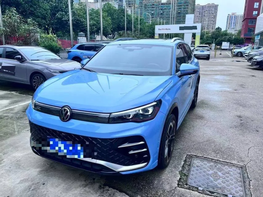 Volkswagen 2025 Tiguan L PRO 2.0TSI 380TSI AWD R-Line Smart Premium Edition, Automatic Transmission