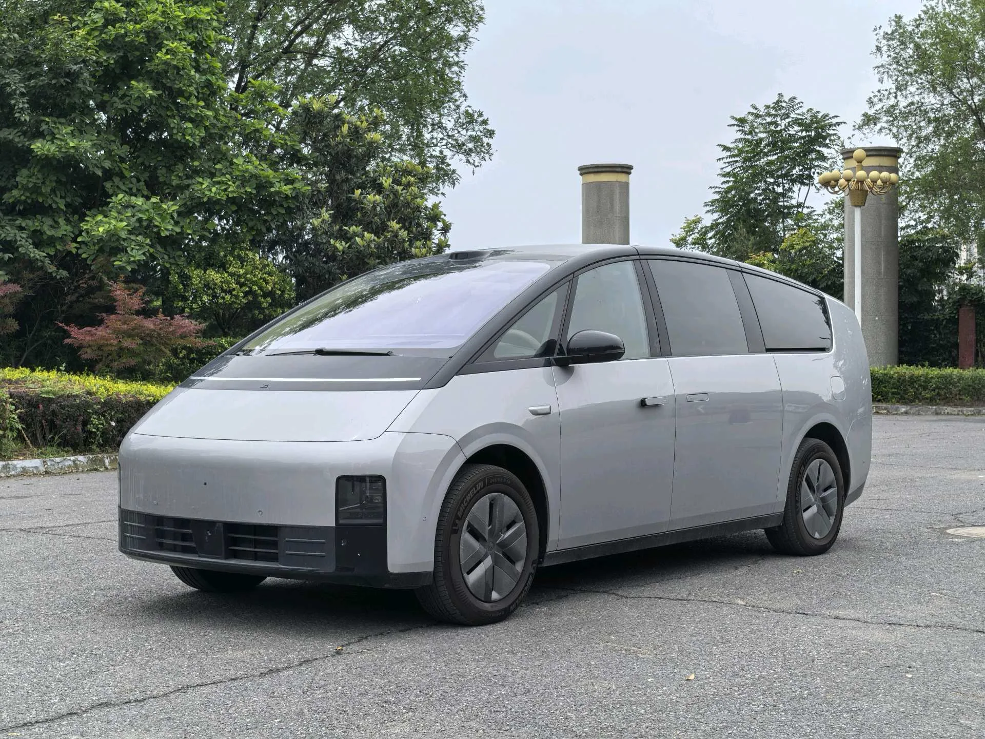 Li Auto 2025 MEGA Home Family Special Edition Automatic