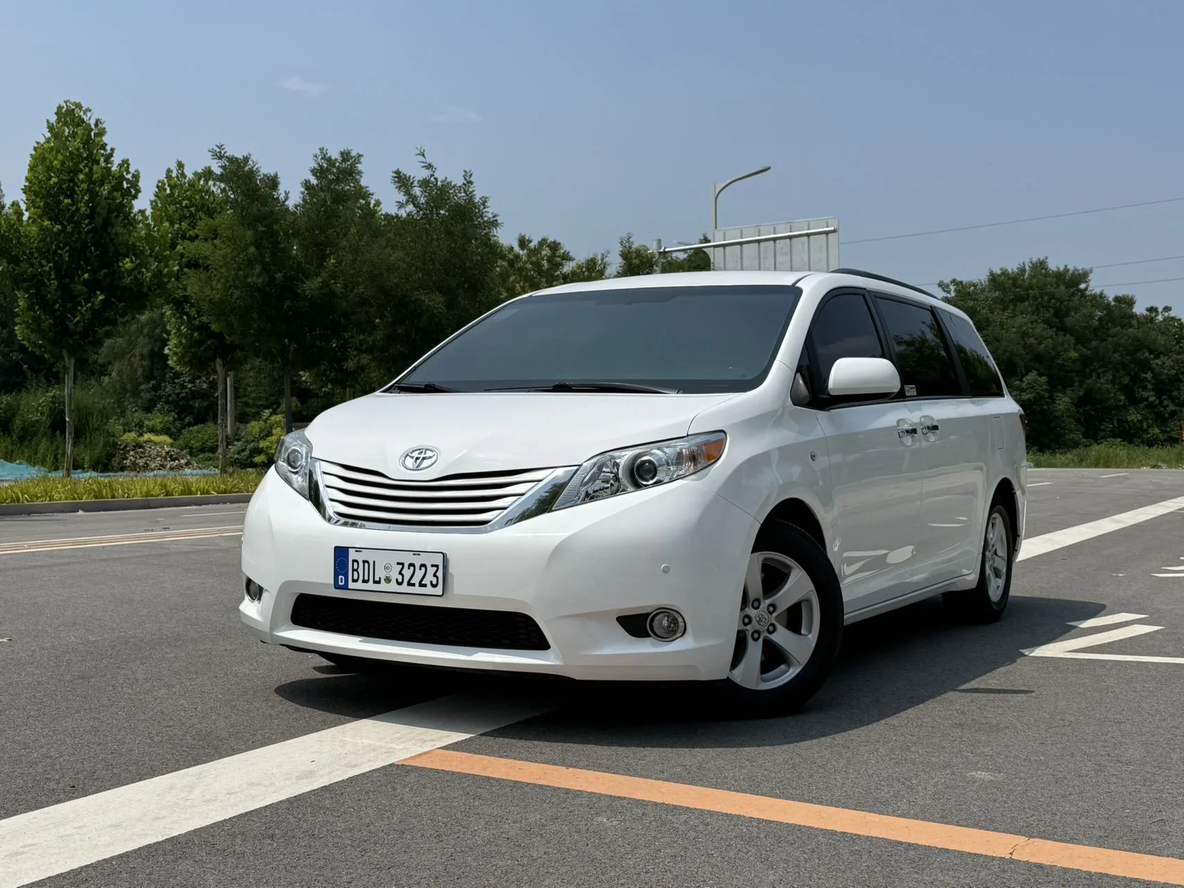 Toyota Sienna (Imported) 2017 Model Year Sienna 3.5 LE 4WD 7-Seater U.S. Specification Automatic Transmission