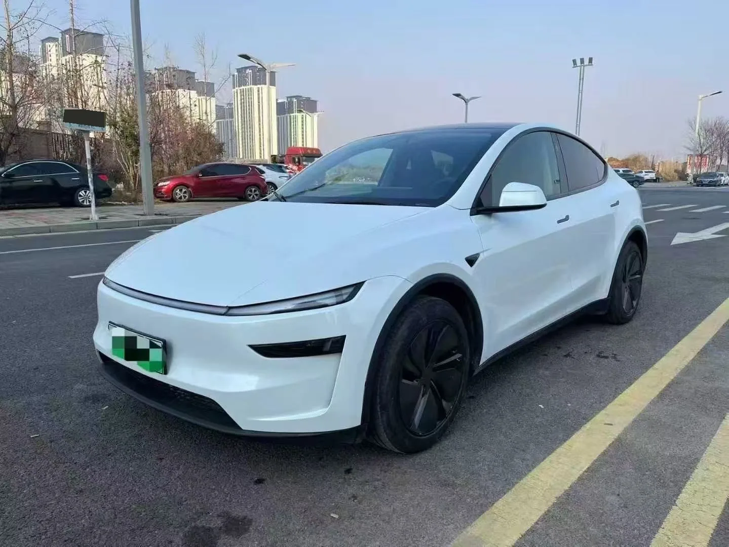 Tesla 2025 Model Y Rear-Wheel Drive Automatic