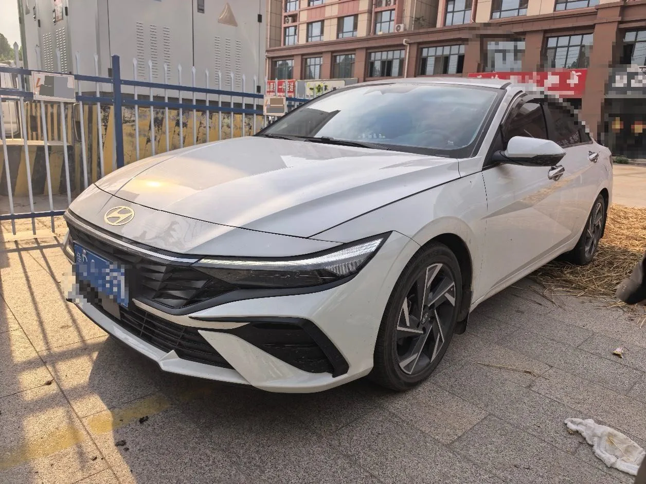 Hyundai Elantra 2023 1.5L CVT LUX Premium Edition