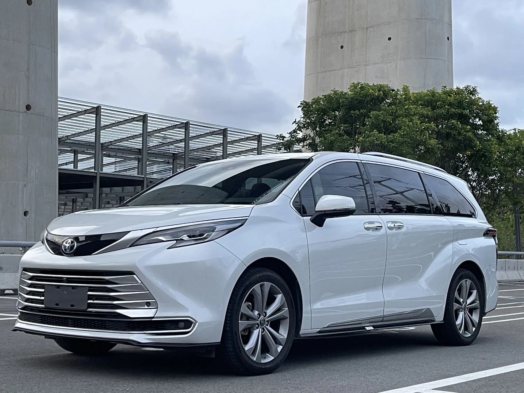 Toyota 2023 Sienna 2.5 CVT Platinum Edition Automatic