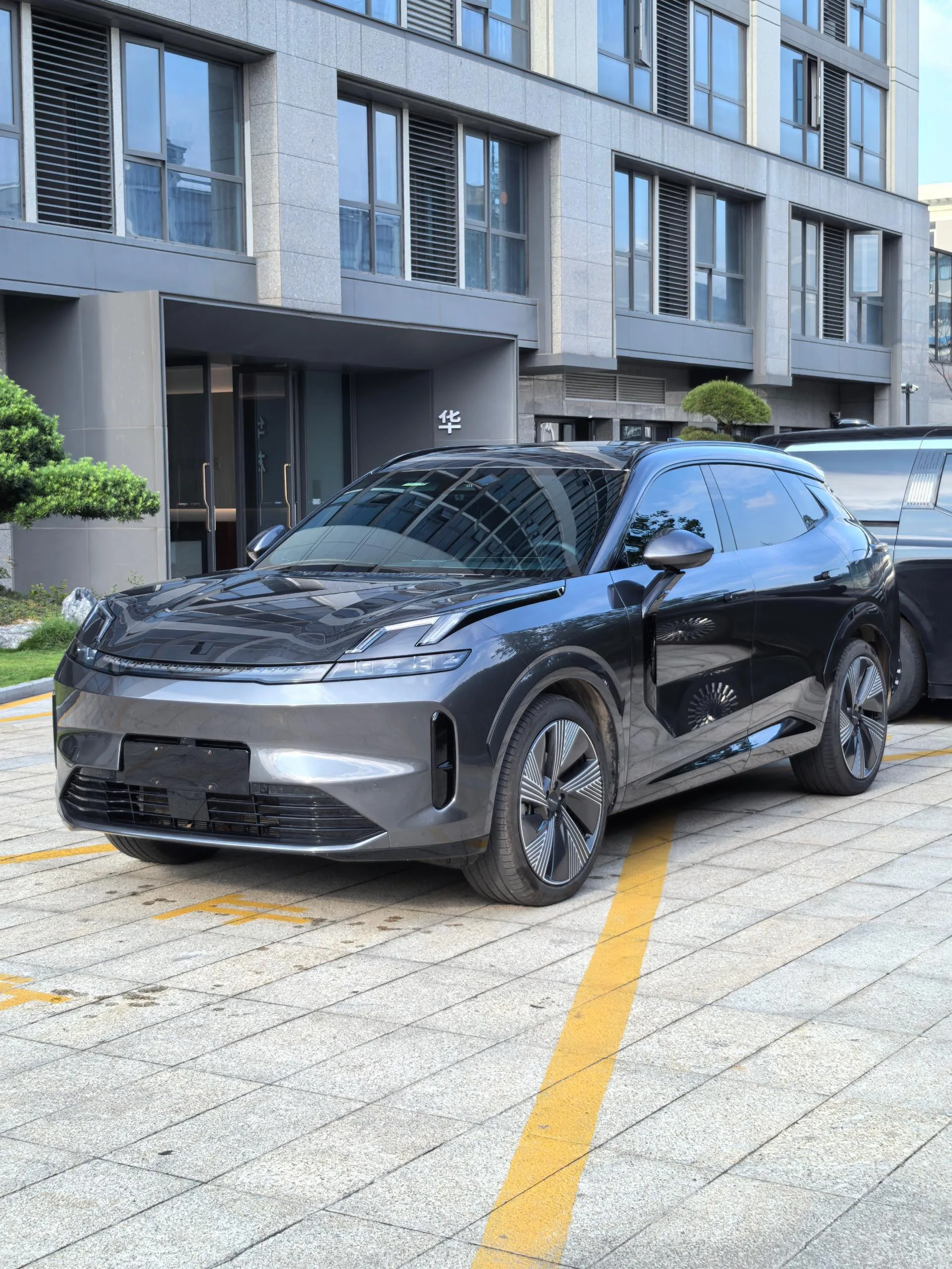 Lynk & Co 2025 Model Year Lynk & Co 08 EM-P 1.5T 120 km Long Range Halo Automatic Transmission