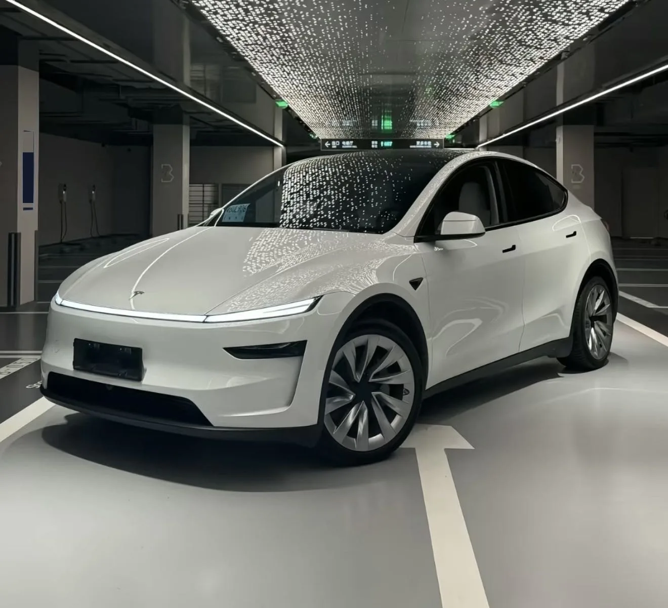 Tesla 2025 Model Y Rear-Wheel Drive First Edition Automatic