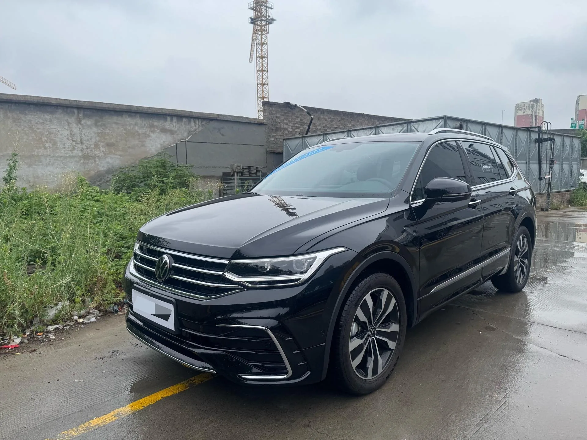 Volkswagen 2025 Tiguan L R-Line 2.0 TSI 330 TSI Premium Edition, Front-Wheel Drive R-Line Dragon Glory Edition, Automatic Transmission