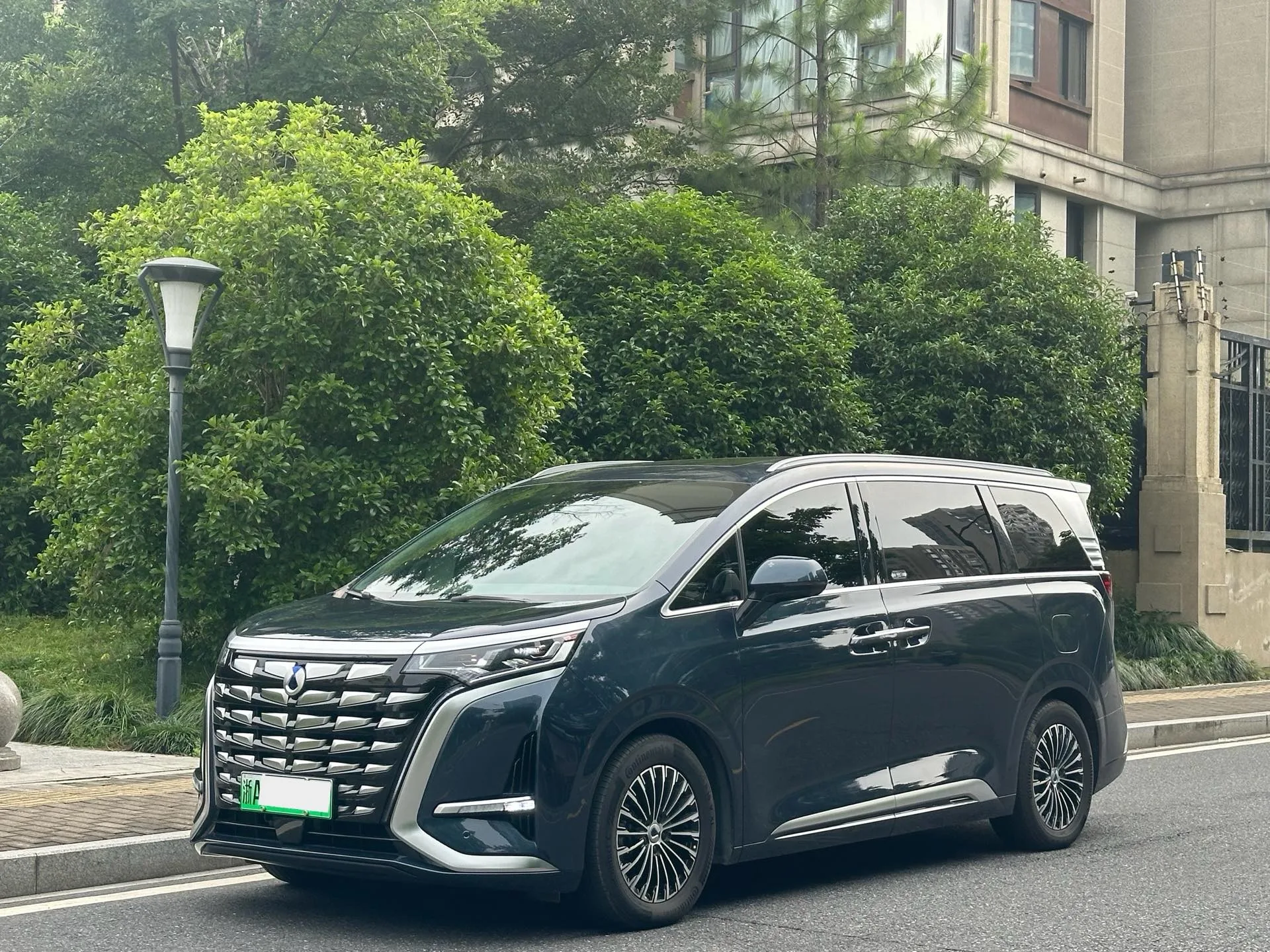 Denza D9 2022 DM-i 970 AWD Flagship Edition