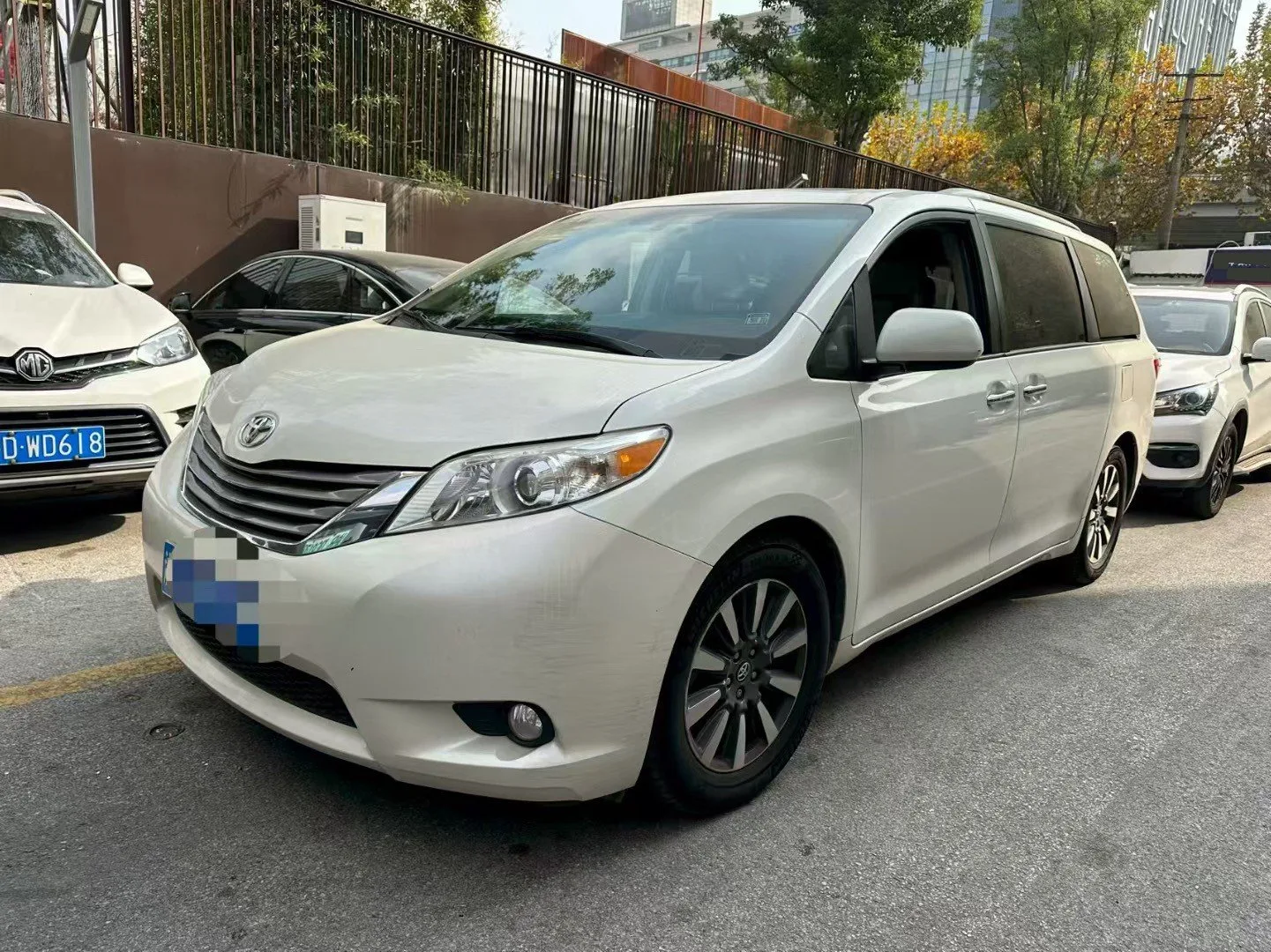 Toyota Sienna (Imported) 2017 Model Year Sienna 3.5 LE 4WD 7-Seater U.S. Specification Automatic Transmission