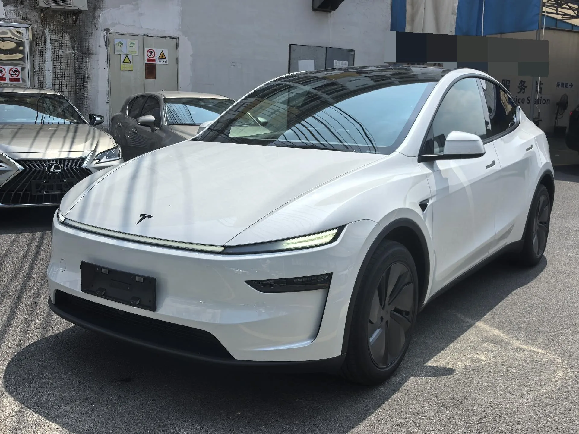 Tesla 2026 Model Y Rear-Wheel Drive Automatic