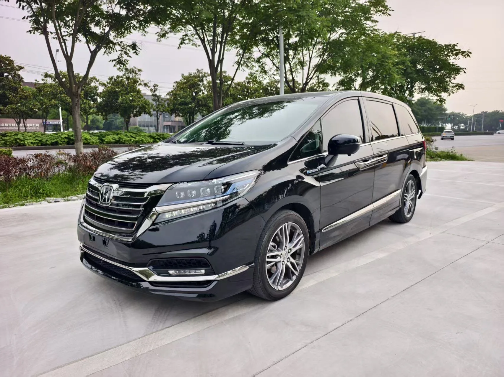 Elysion 2019 2.0L Hybrid Luxury Edition