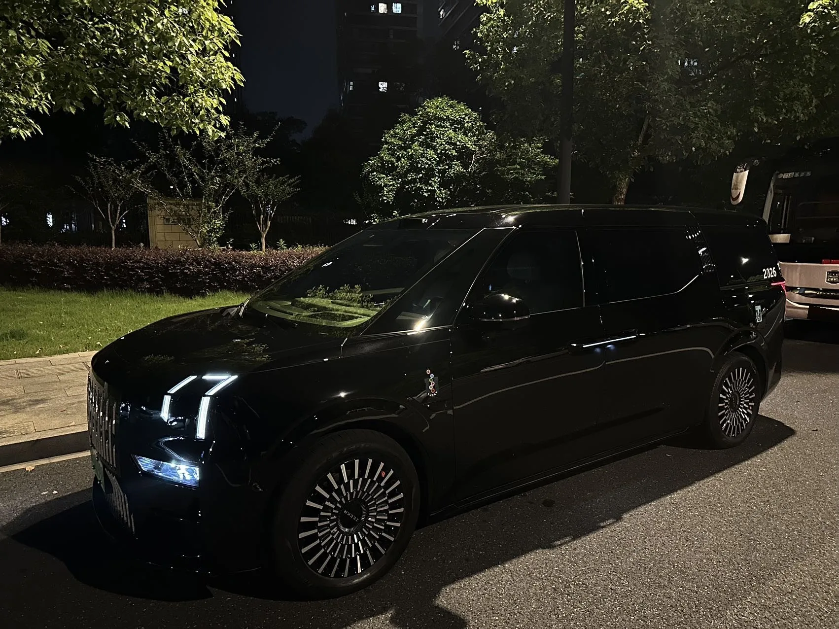 2024 Jike 009 Six-Seat Executive Edition AWD 108kWh Automatic