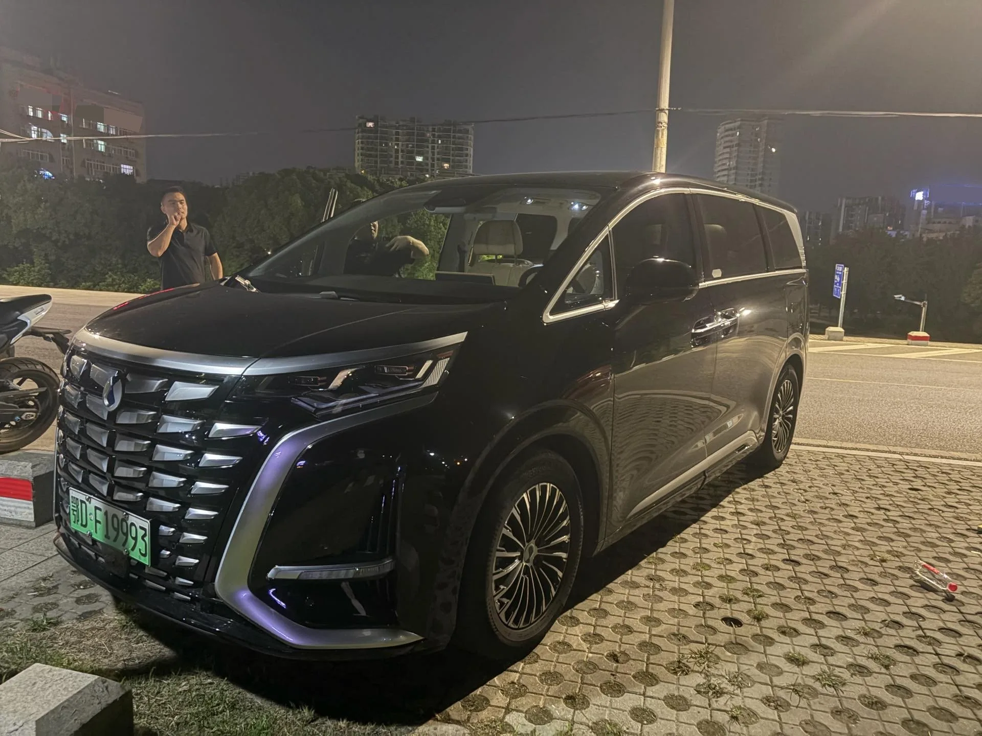 Denza D9 2024 DM-i 1050 Premium Edition