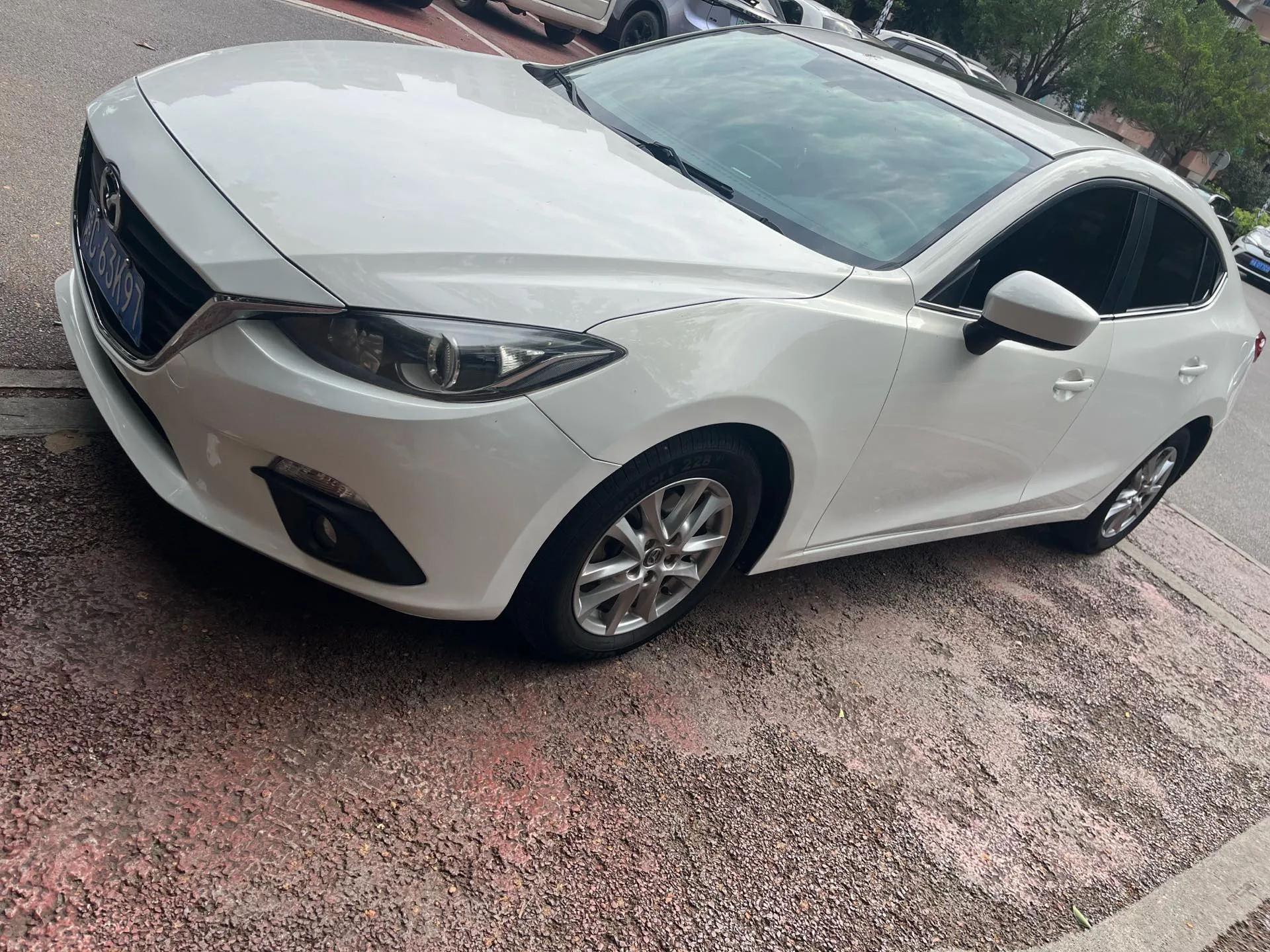 Mazda3 Axela 2016 Hatchback 1.5L Automatic Luxury