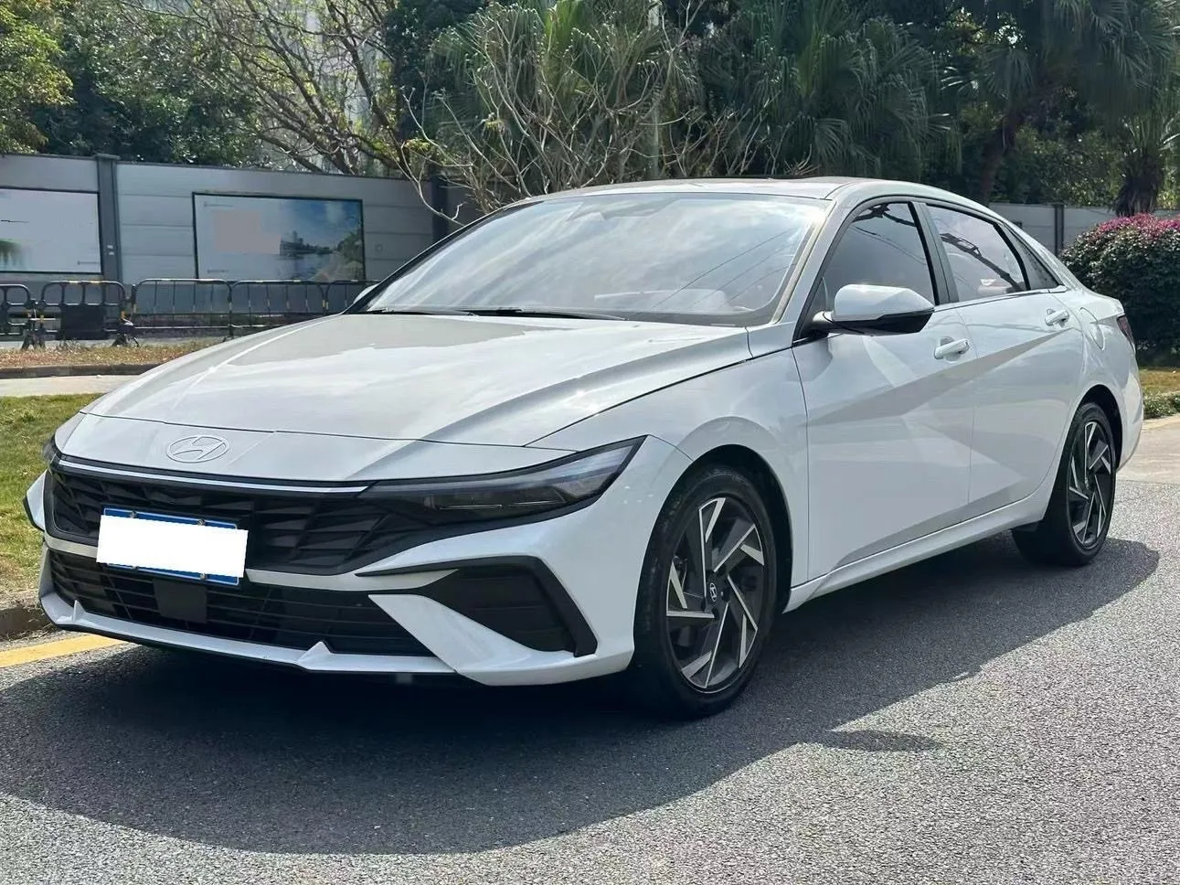 Hyundai Elantra 2023 1.5L CVT LUX Premium Edition