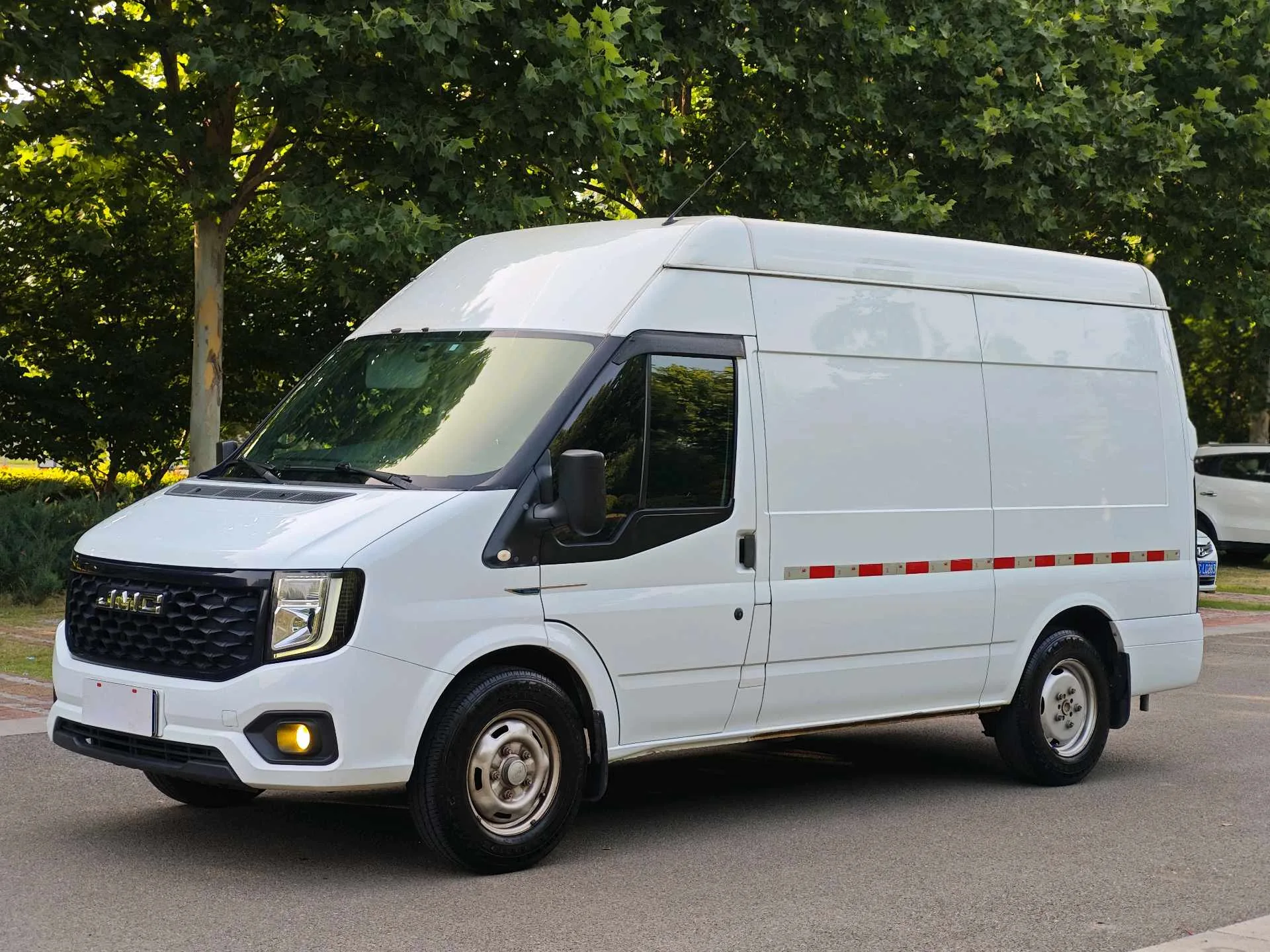Jiangling 2022 Fushun 2.0T Box Truck, Medium Wheelbase, High Roof, 3 Seats, Manual Transmission