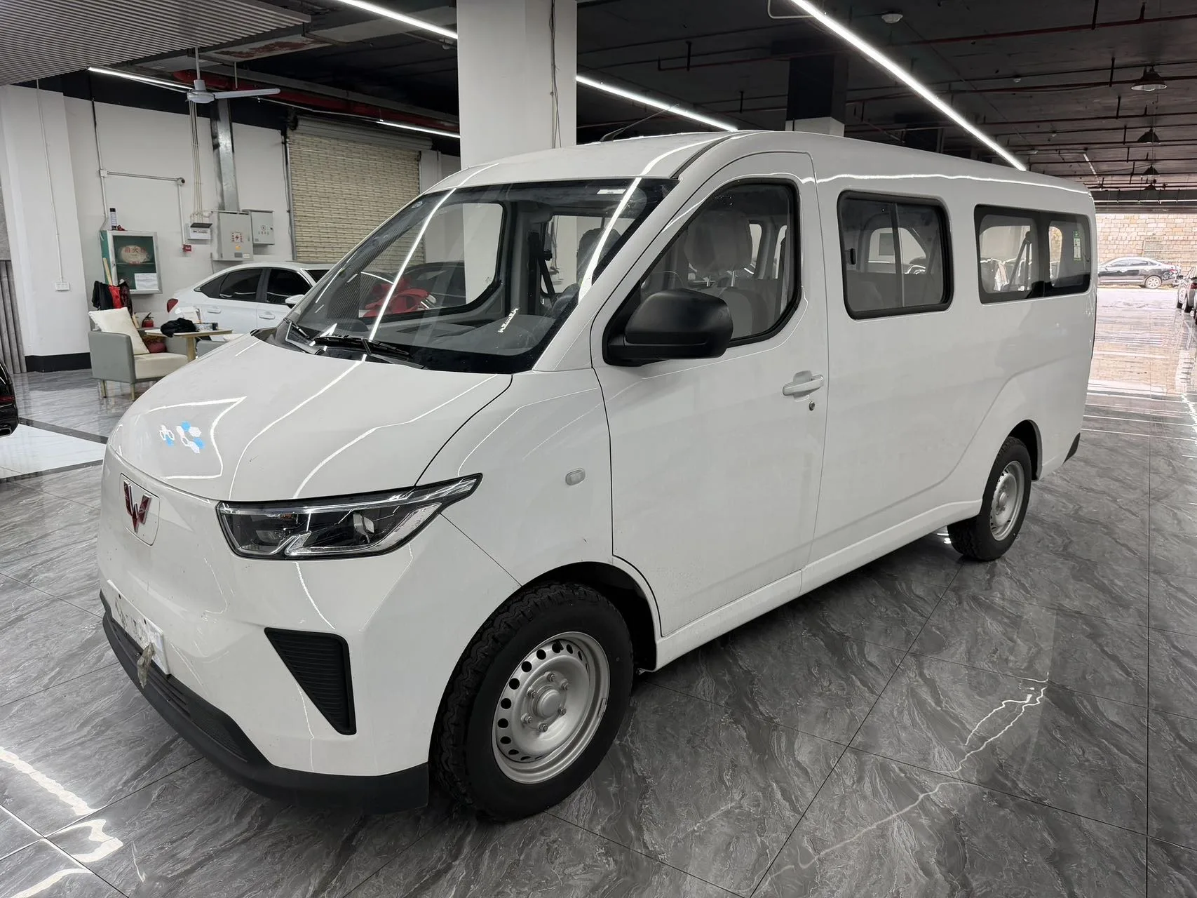 Wuling 2024 Yangguang 300km Comfort Edition Passenger Van, 75kW, Automatic Transmission