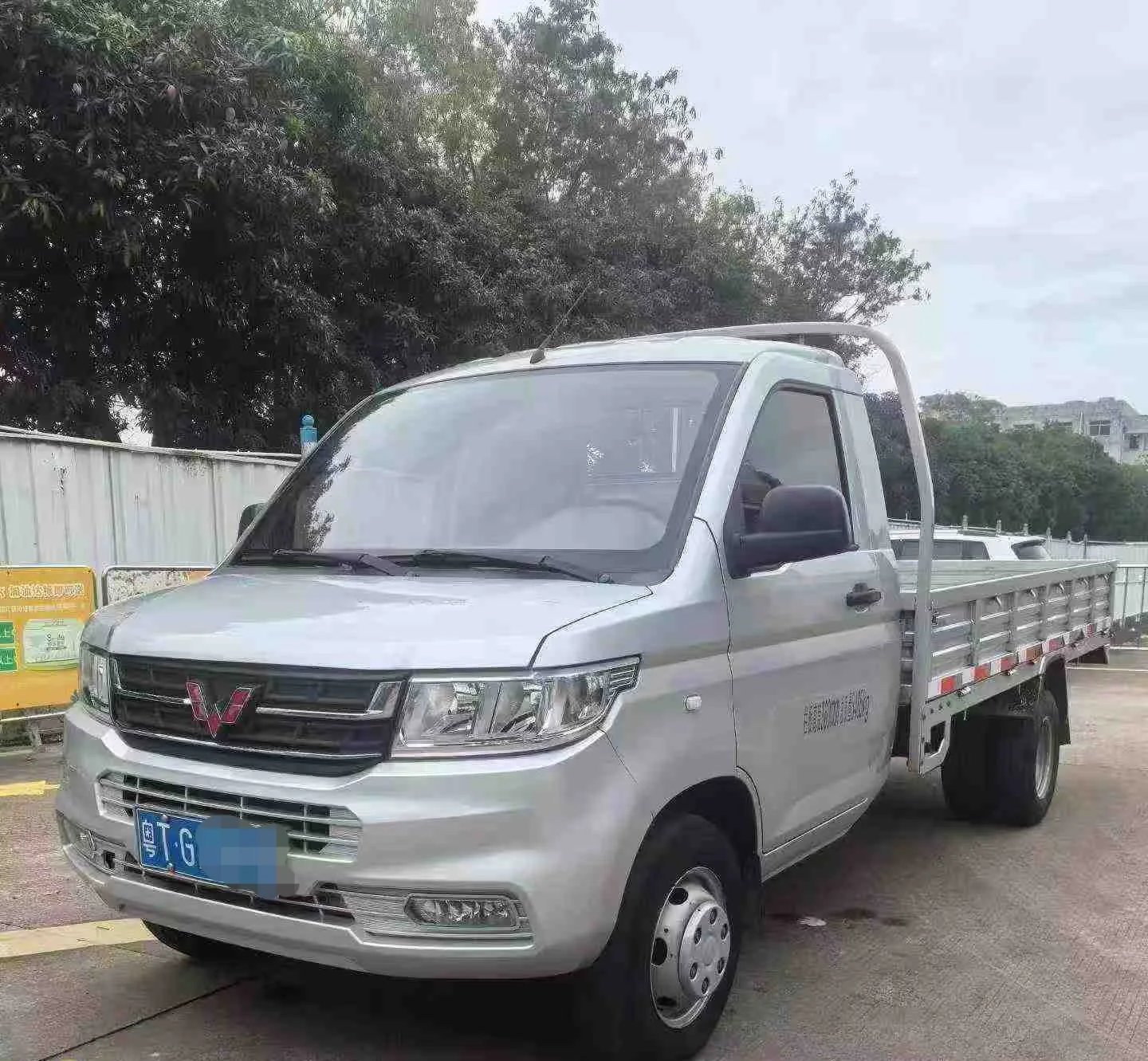 Wuling 2023 Rongguang New Card 2.0 Single Cab, Dual Rear Wheels, Comfort Edition, Manual Transmission