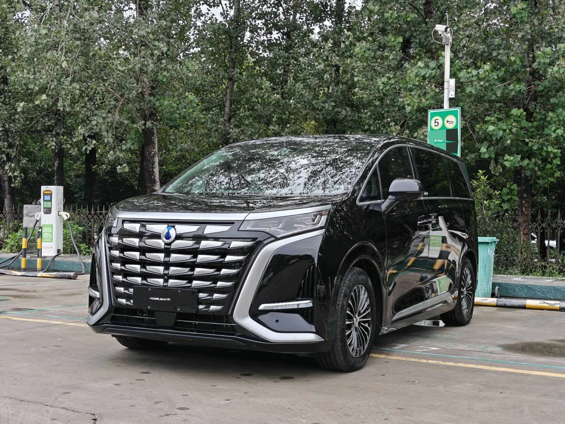 Denza D9 2022 DM-i 970 AWD Flagship Edition
