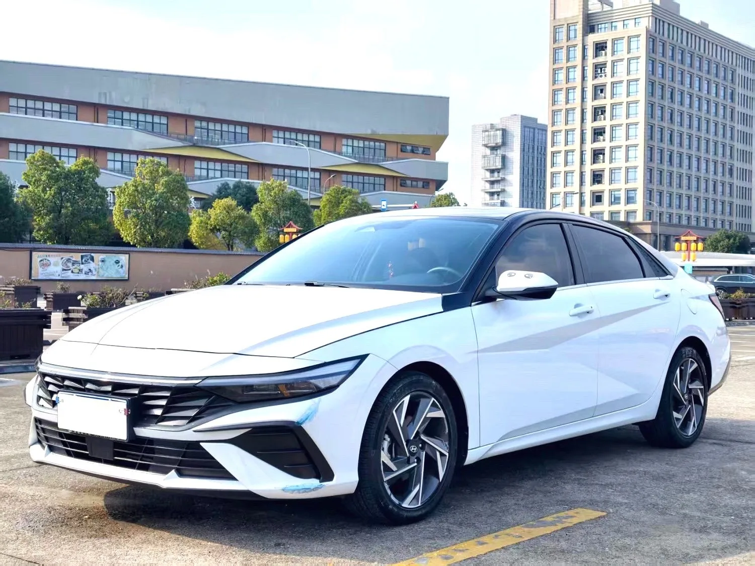 Hyundai Elantra 2023 1.5L CVT LUX Premium Edition