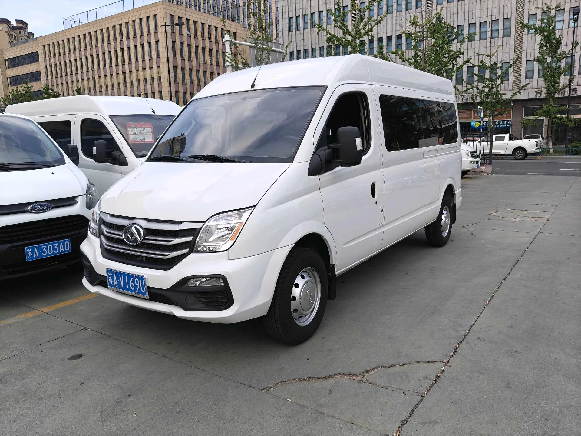 Maxus 2023 V80 2.0T Sequential Transmission Classic Autocom Long Wheelbase Mid-Roof 6/7/8/9 Seats Manual Transmission